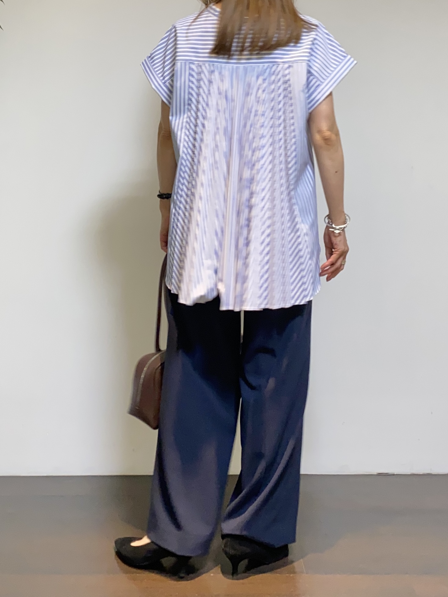 tomoさんの「UNTITLED｜【吸水速乾/接触冷感】バックプリーツデザインブラウス」を使ったコーディネート