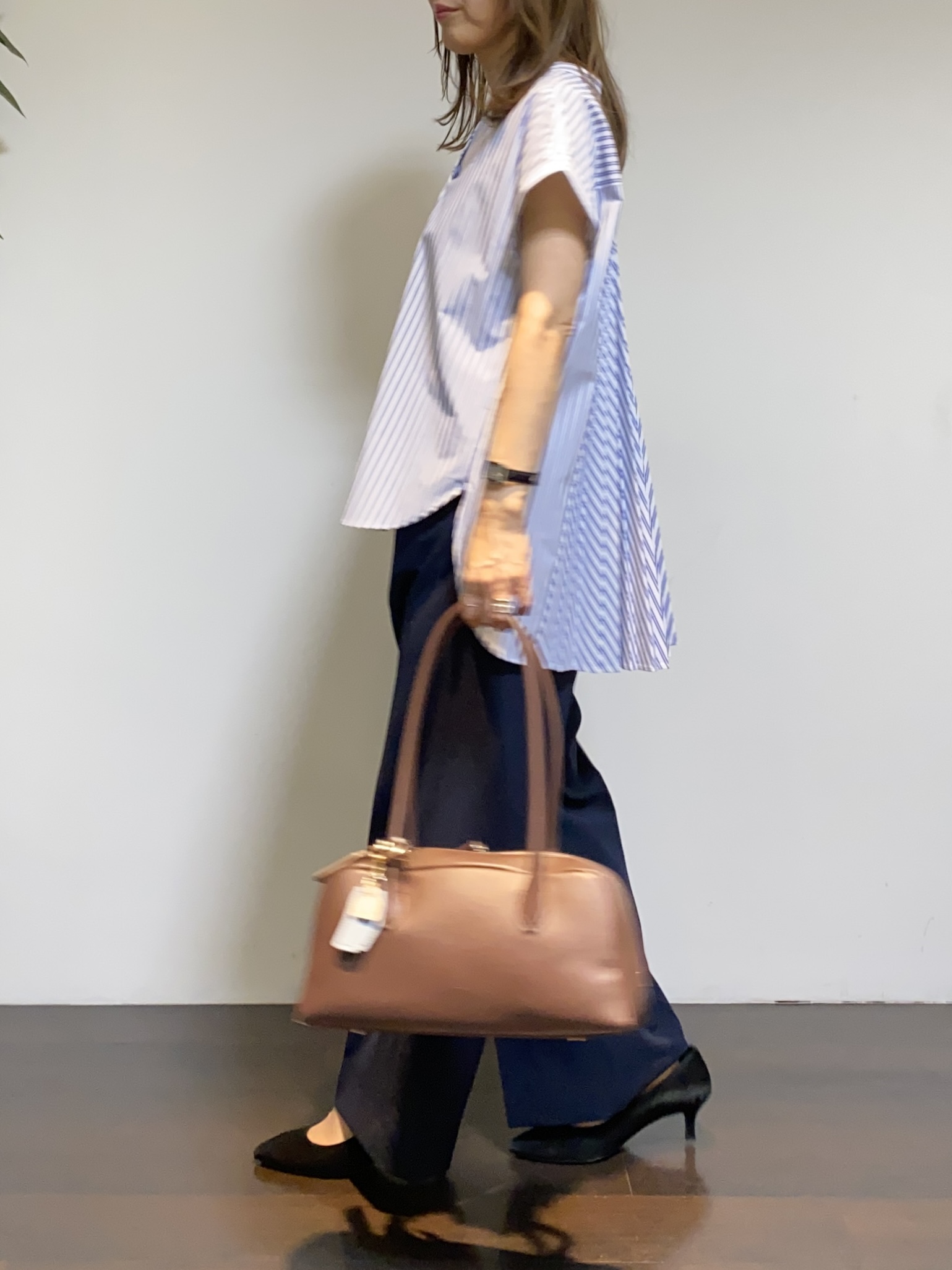 tomoさんの「UNTITLED｜【吸水速乾/接触冷感】バックプリーツデザインブラウス」を使ったコーディネート