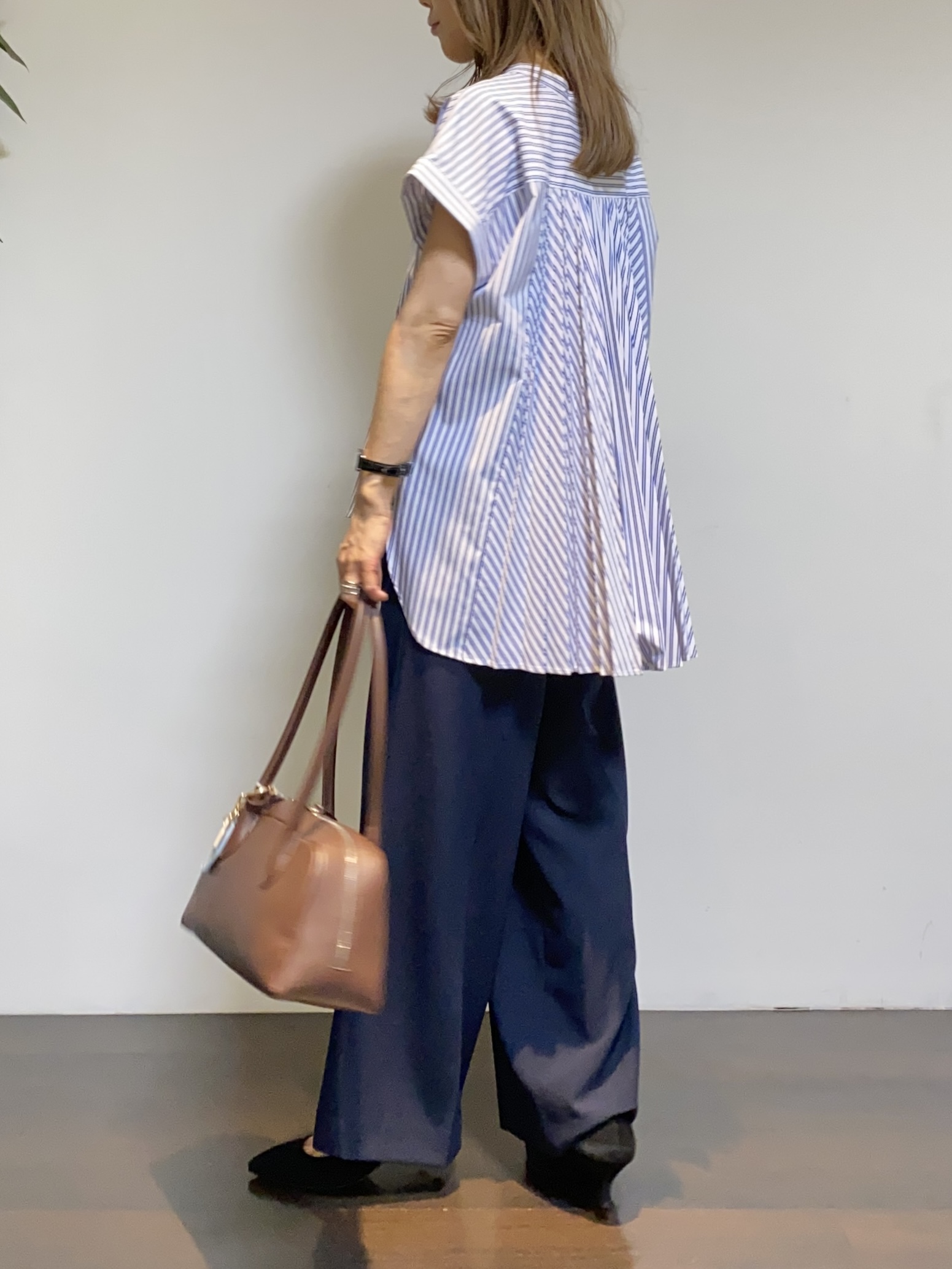 tomoさんの「UNTITLED｜【吸水速乾/接触冷感】バックプリーツデザインブラウス」を使ったコーディネート