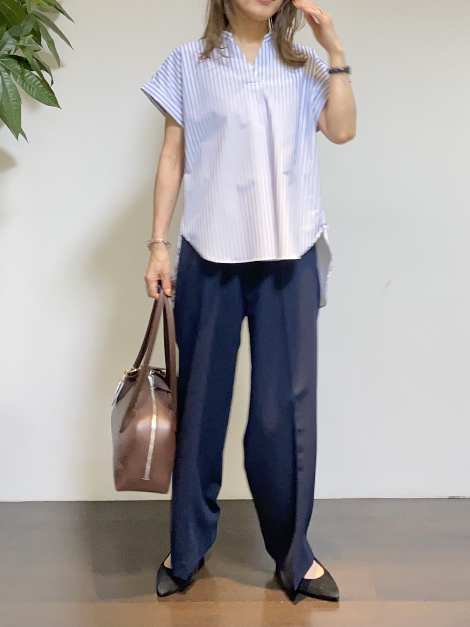 tomoさんの「UNTITLED｜【吸水速乾/接触冷感】バックプリーツデザインブラウス」を使ったコーディネート