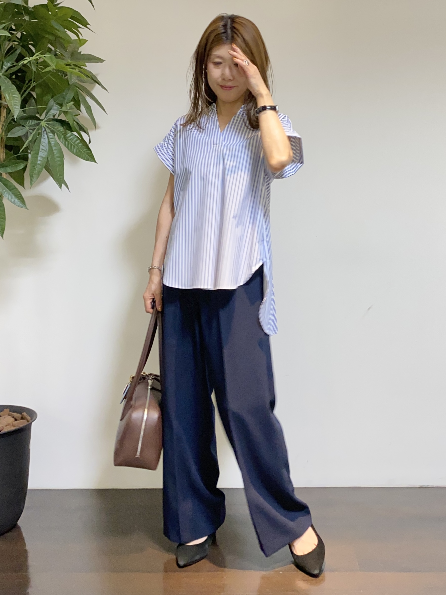 tomoさんの「UNTITLED｜【吸水速乾/接触冷感】バックプリーツデザインブラウス」を使ったコーディネート