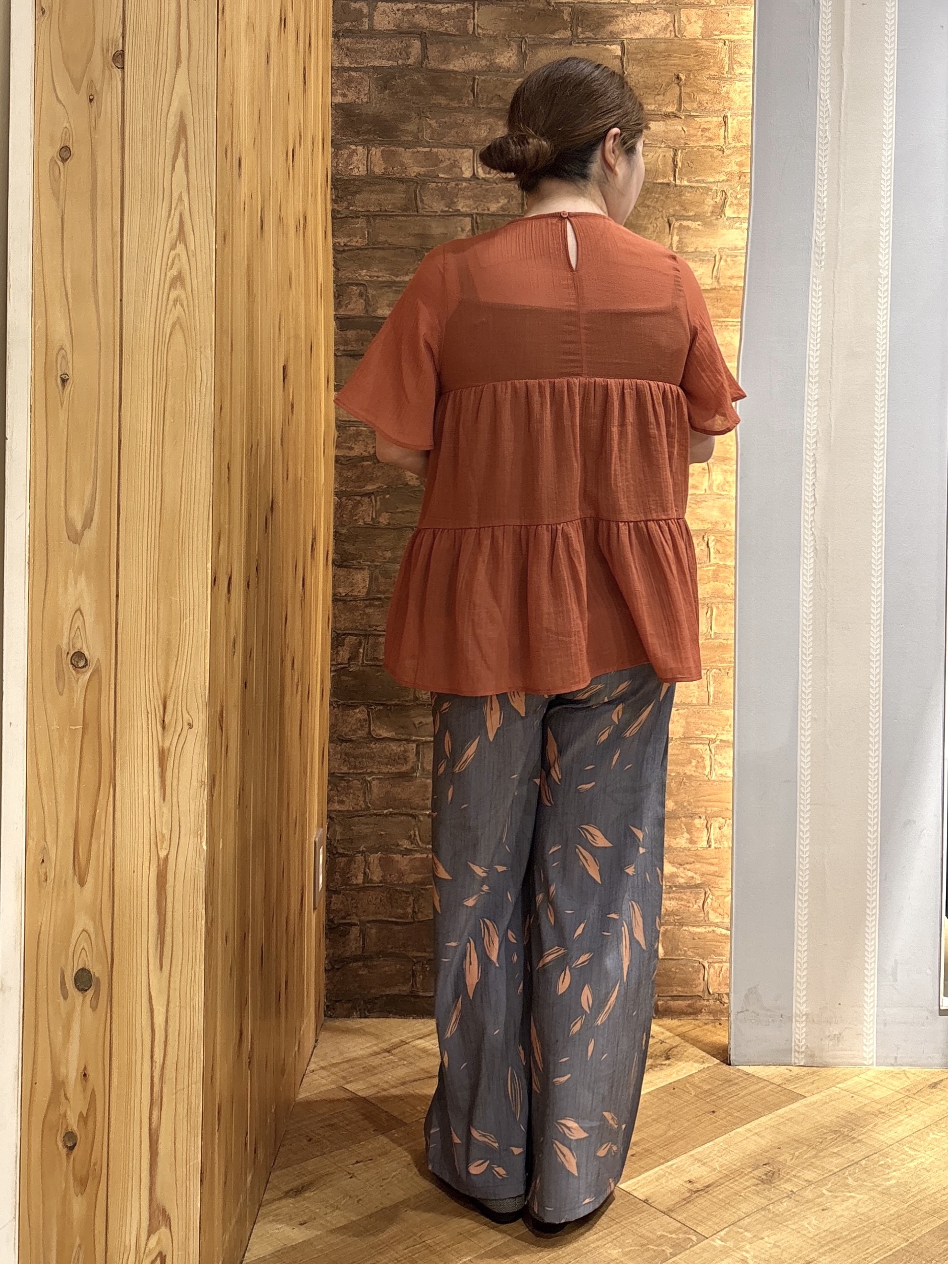 ゆかぴさんの「SHOO･LA･RUE｜【洗濯機可/S-LL】インせず着られる シアー素材が上品なティアードブラウス」を使ったコーディネート