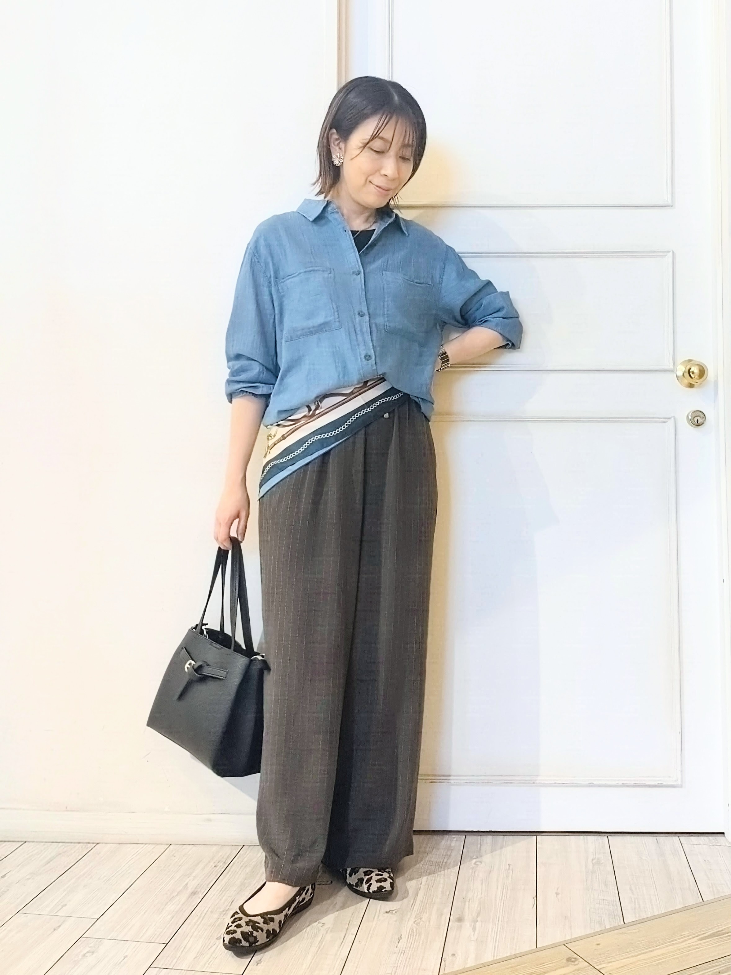 miomioさんの「SHOO･LA･RUE｜【綿100%/UV/S-LL/体型カバー】優しく透ける 柔らかシアーデニムシャツ」を使ったコーディネート