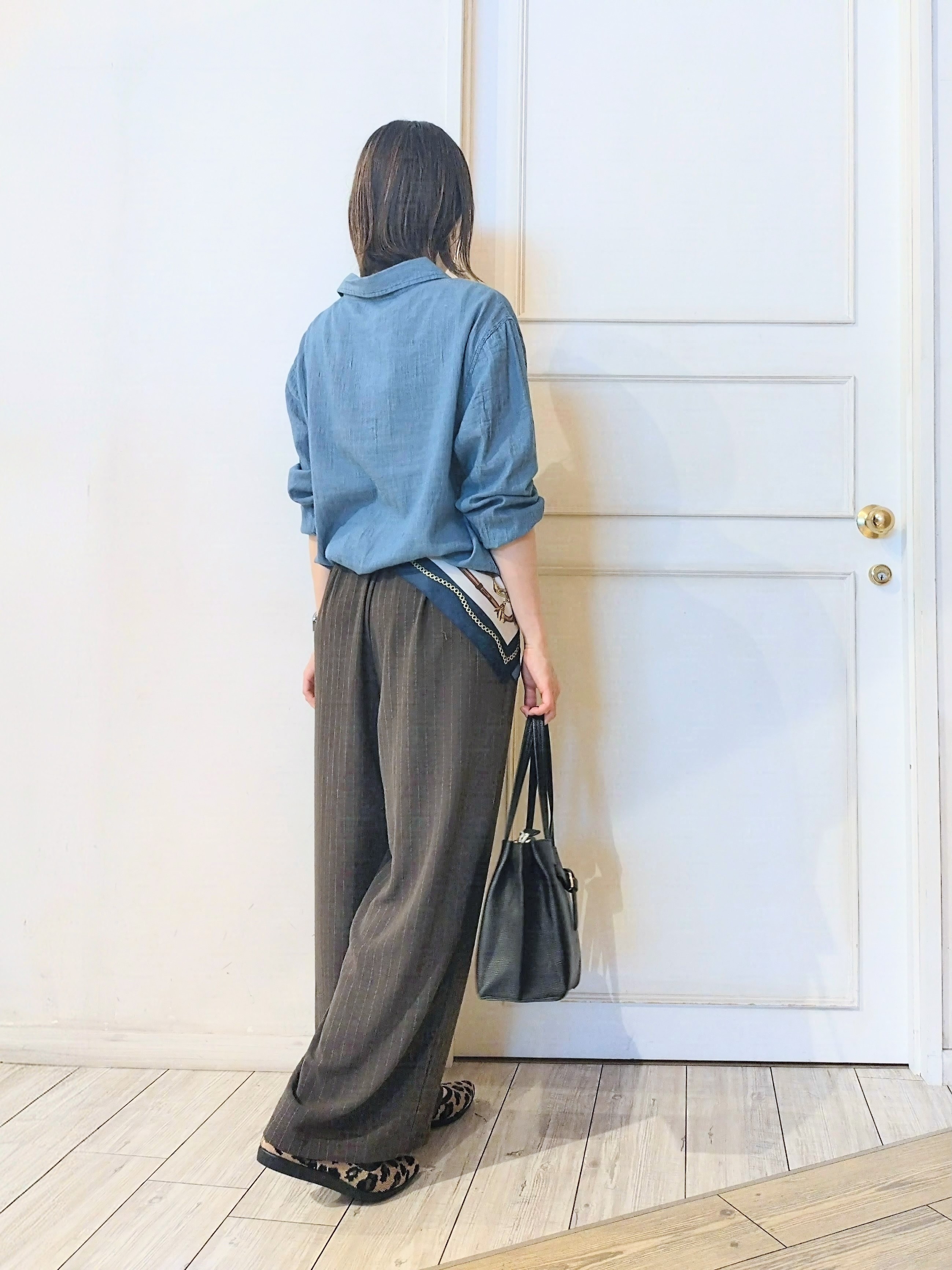 miomioさんの「SHOO･LA･RUE｜【綿100%/UV/S-LL/体型カバー】優しく透ける 柔らかシアーデニムシャツ」を使ったコーディネート
