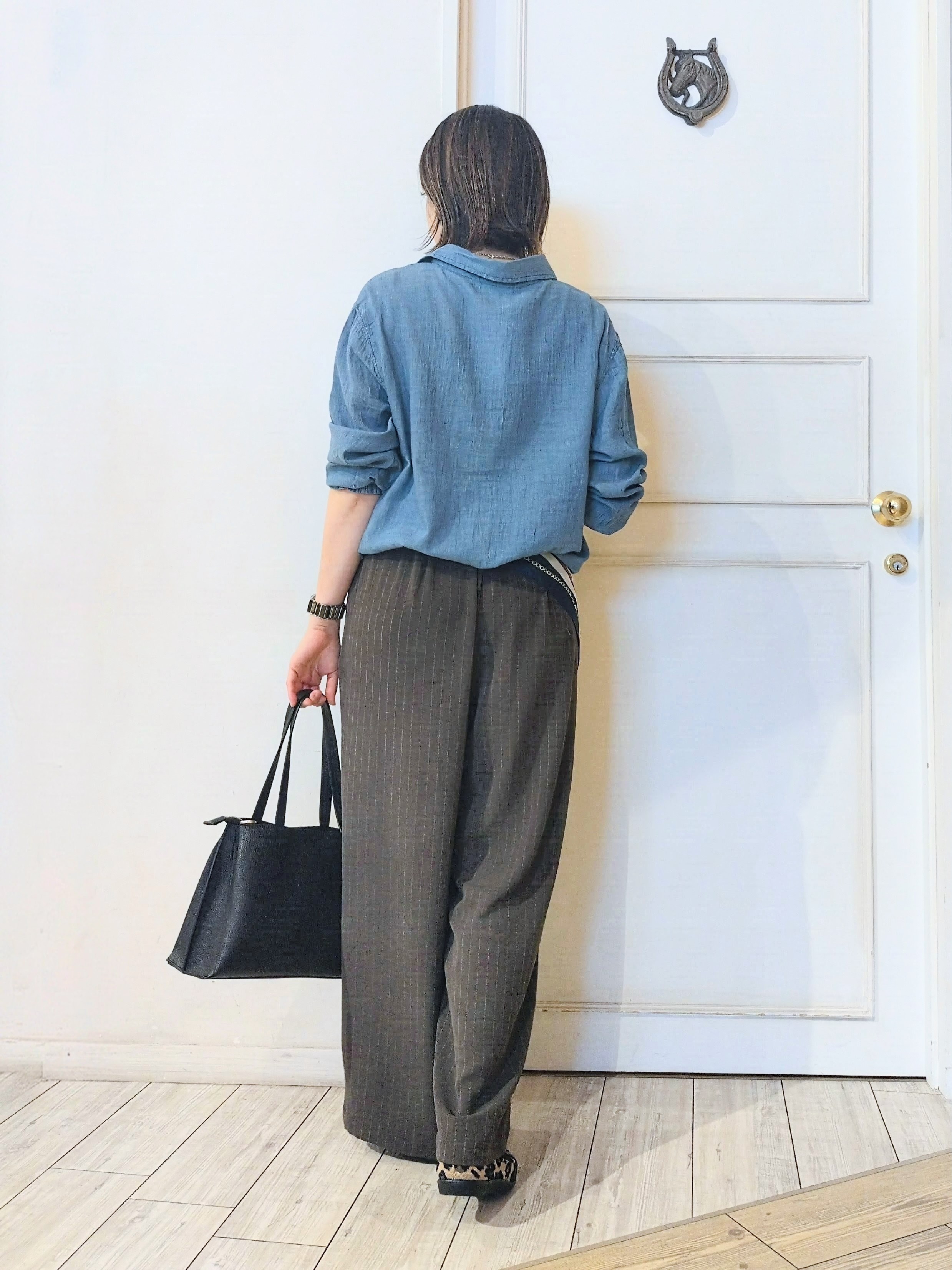 miomioさんの「SHOO･LA･RUE｜【綿100%/UV/S-LL/体型カバー】優しく透ける 柔らかシアーデニムシャツ」を使ったコーディネート