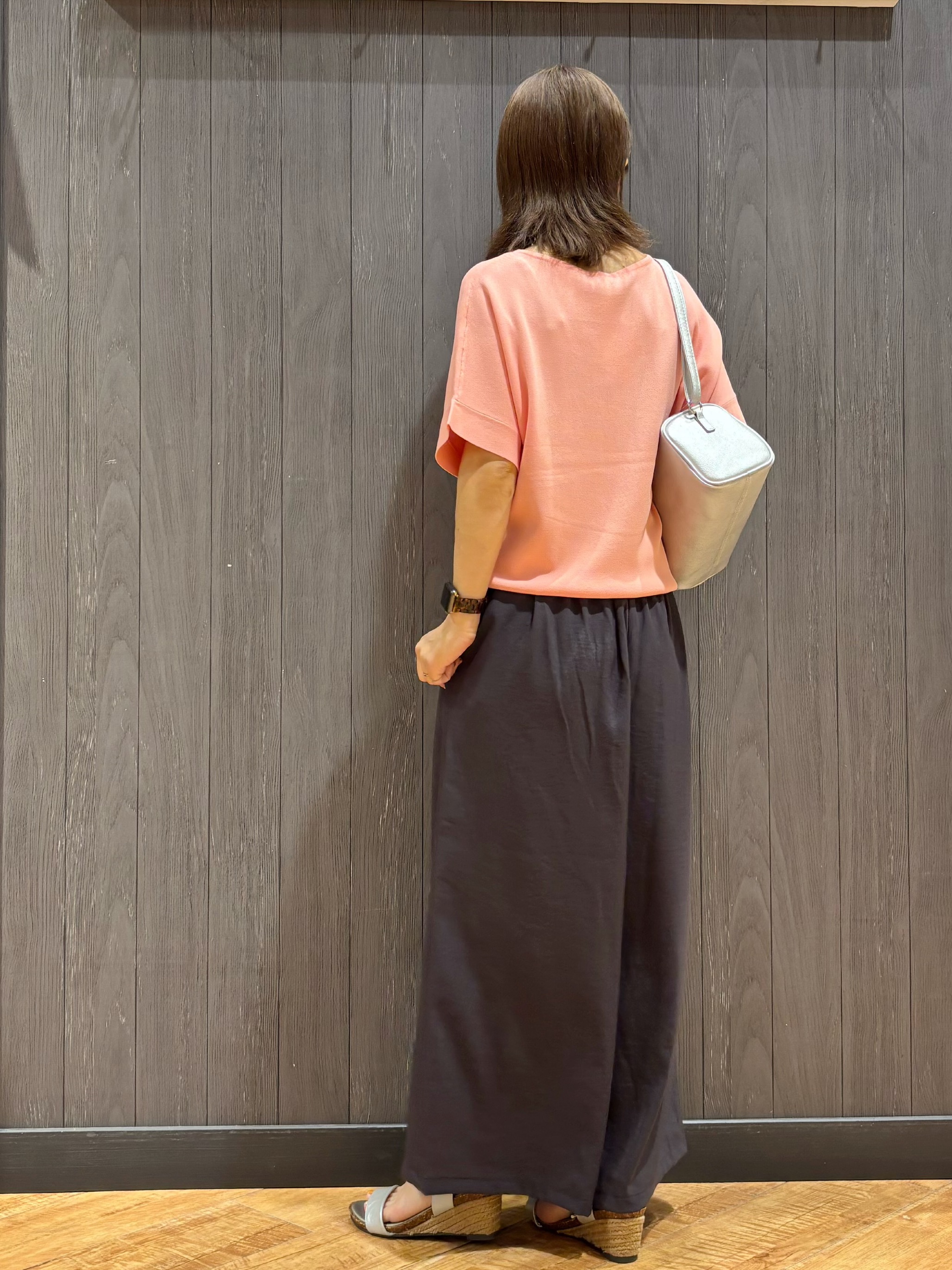meiさんの「SHOO･LA･RUE｜【毎日洗える/ひんやり/UV】二の腕隠れる さらっとドルマン半袖ニット」を使ったコーディネート