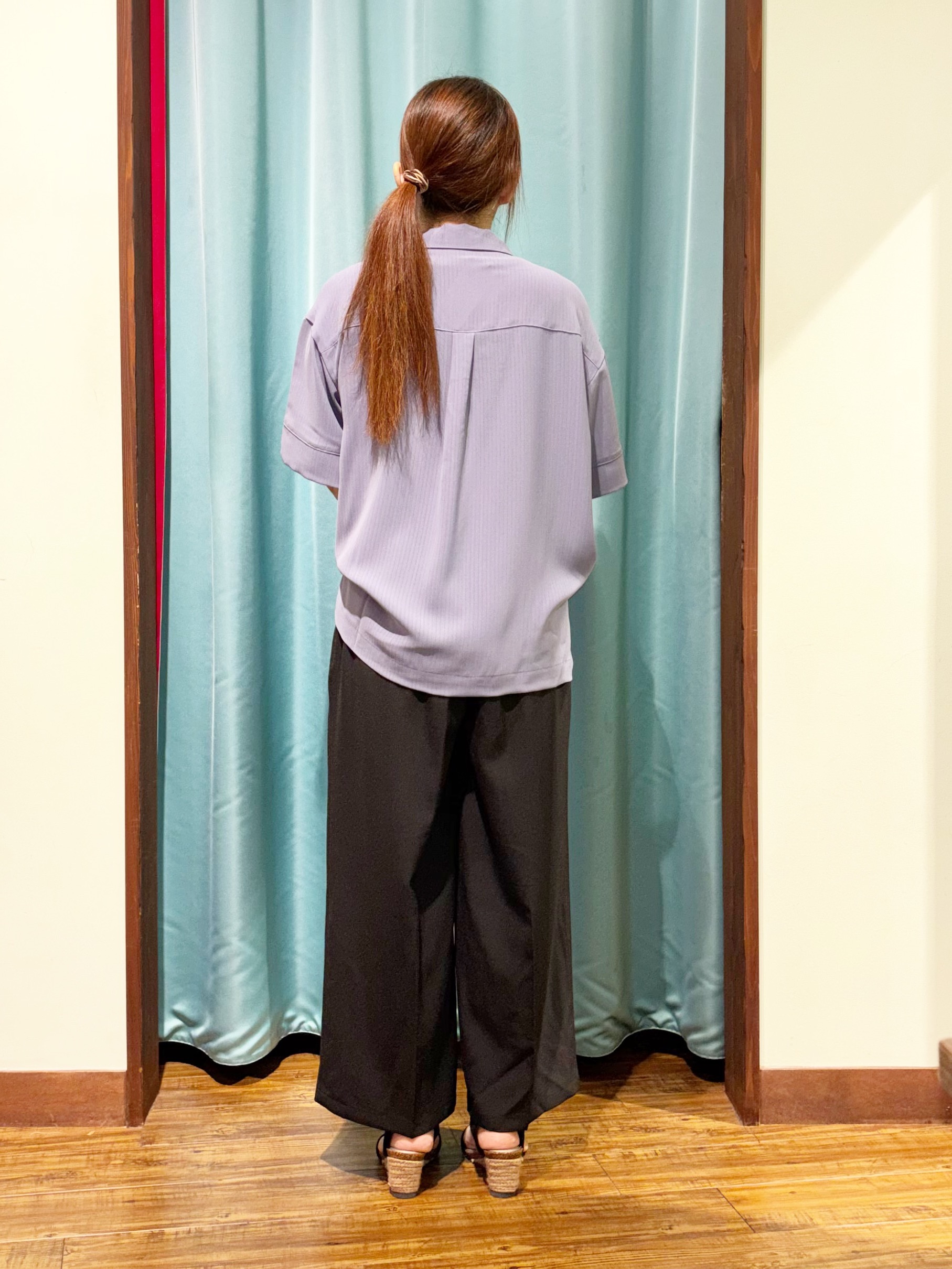 tukiさんの「SHOO･LA･RUE｜【通気性〇/ひんやり/S-LL】洗濯後しわになりにくい とろみストライプシャツ」を使ったコーディネート