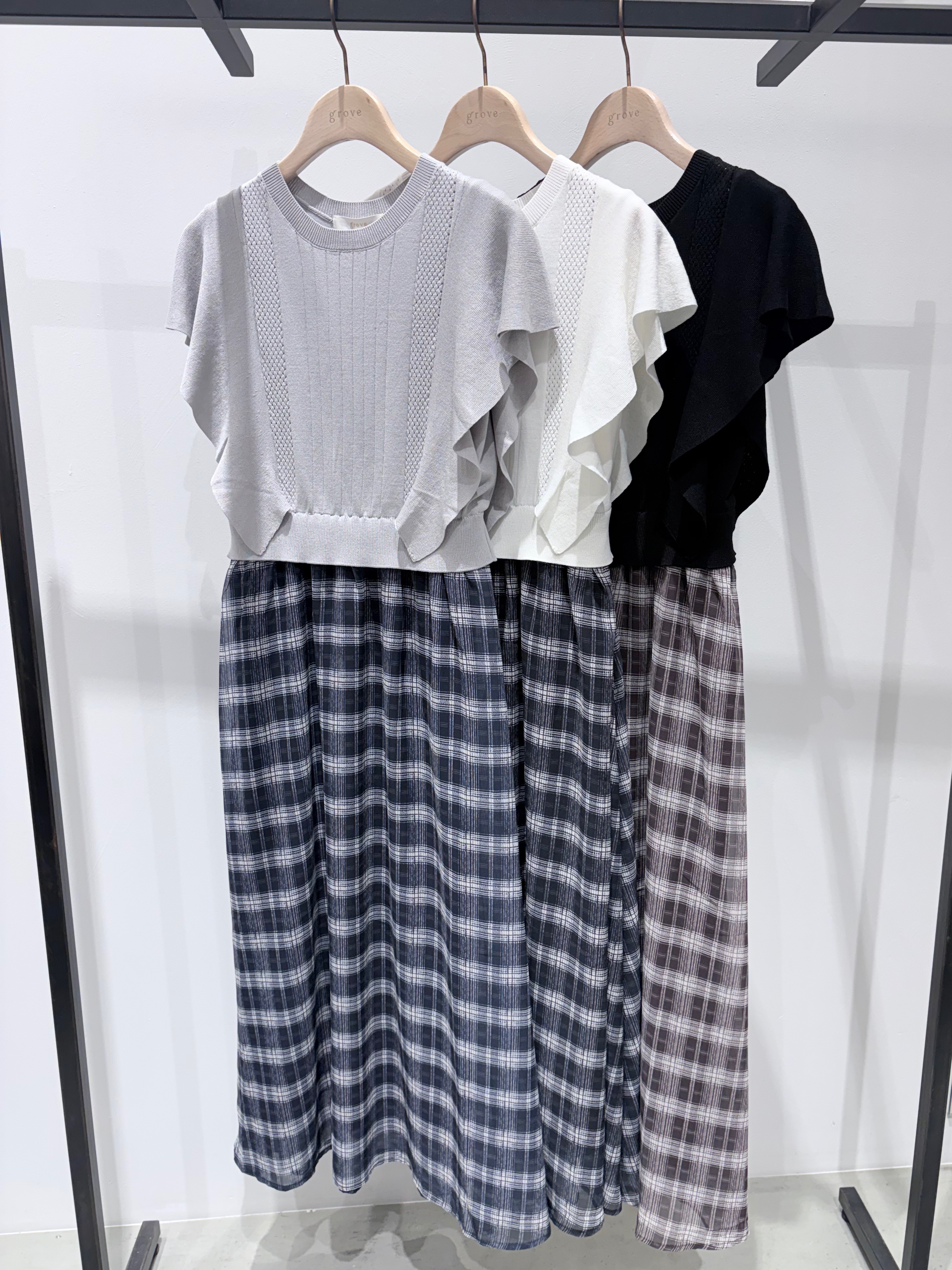 ARISAさんの「grove｜【低身長さんも選べる着丈・洗濯機◎】1枚で華やか 肩フリルニットドッキングワンピース」を使ったコーディネート