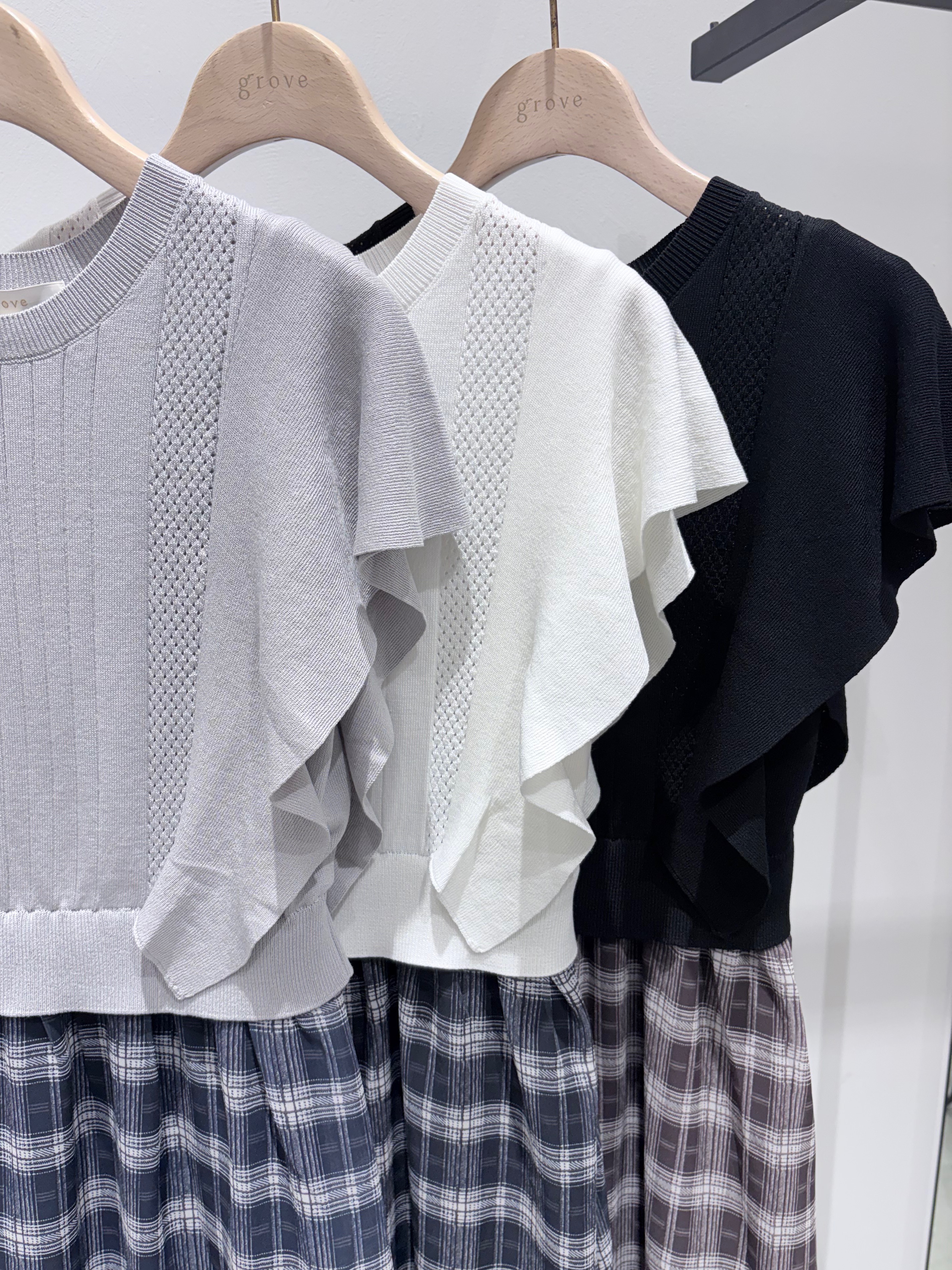 ARISAさんの「grove｜【低身長さんも選べる着丈・洗濯機◎】1枚で華やか 肩フリルニットドッキングワンピース」を使ったコーディネート