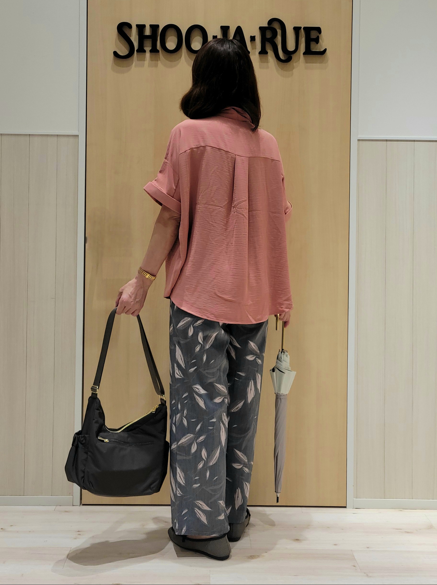 ユウさんの「SHOO･LA･RUE｜【ひんやり/洗濯後しわになりにくい/体型カバー】二の腕も隠せる　お袖ロールアップ半袖シャツ」を使ったコーディネート