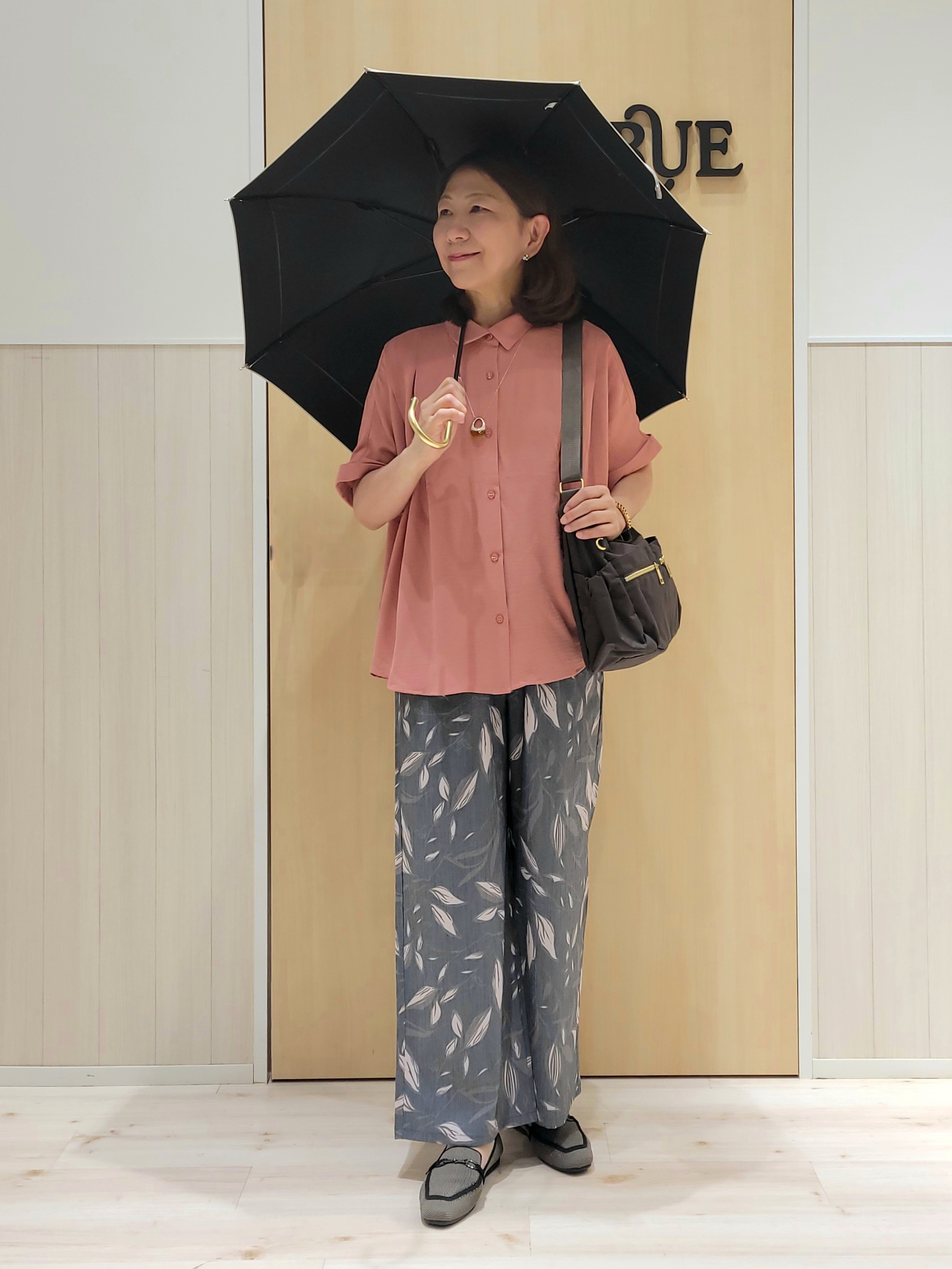 ユウさんの「SHOO･LA･RUE｜【ひんやり/洗濯後しわになりにくい/体型カバー】二の腕も隠せる　お袖ロールアップ半袖シャツ」を使ったコーディネート