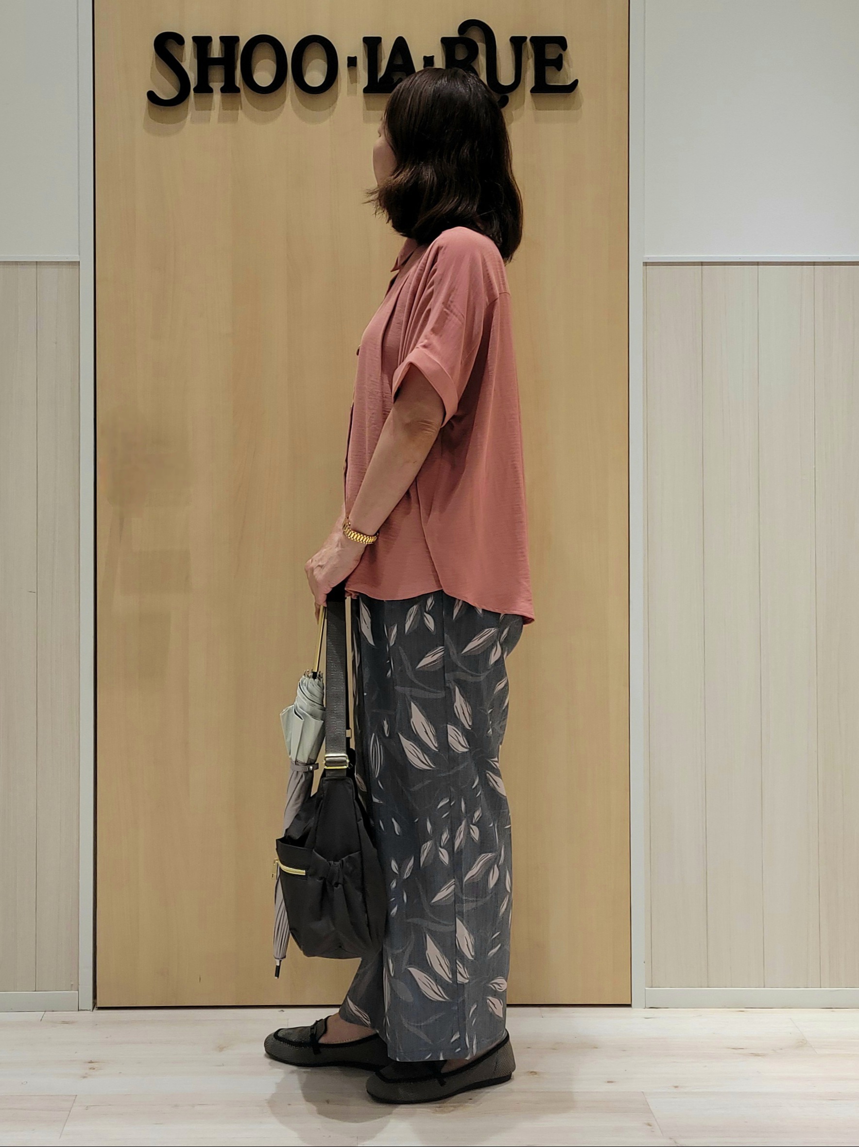 ユウさんの「SHOO･LA･RUE｜【ひんやり/洗濯後しわになりにくい/体型カバー】二の腕も隠せる　お袖ロールアップ半袖シャツ」を使ったコーディネート