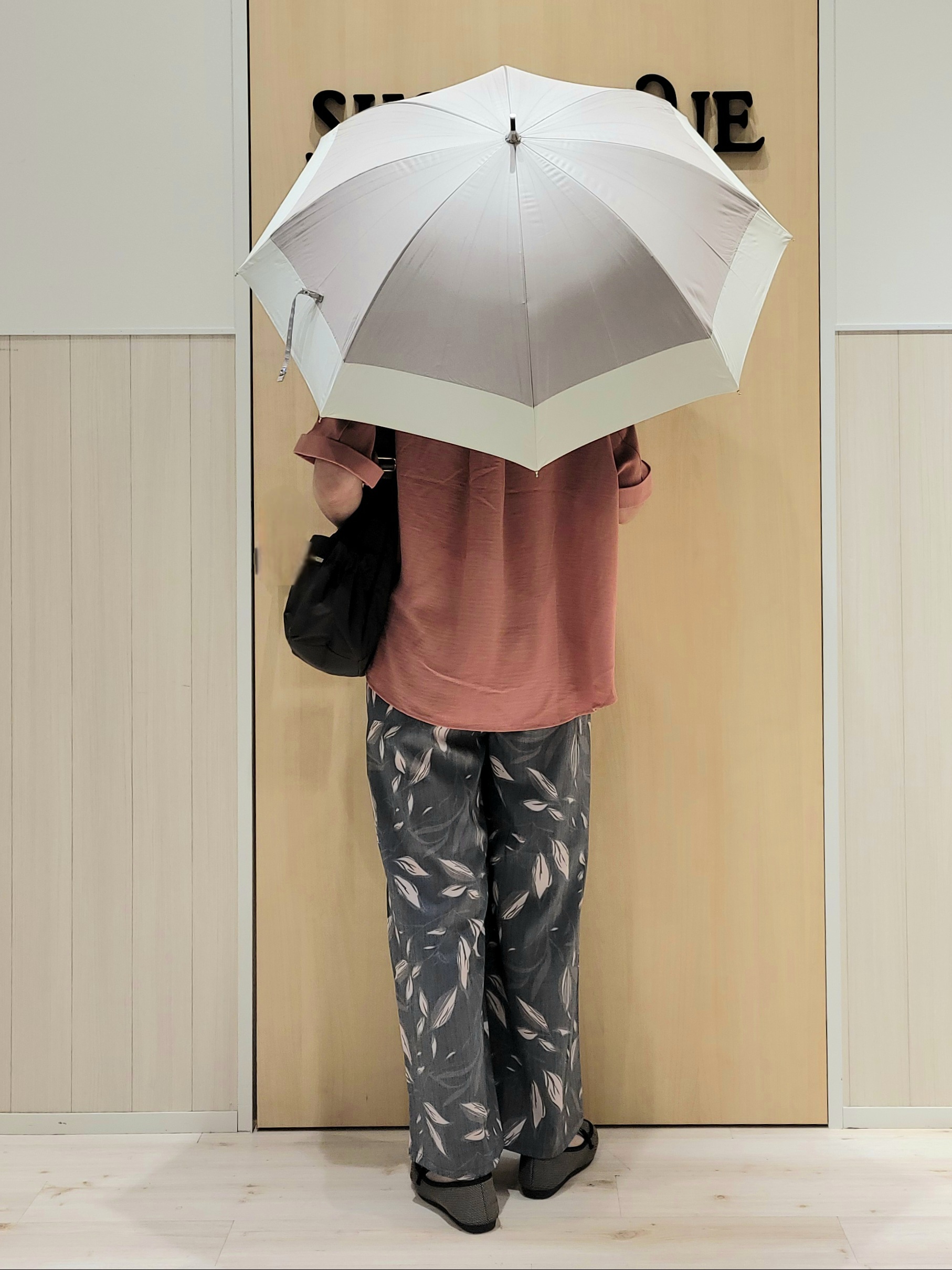 ユウさんの「SHOO･LA･RUE｜【ひんやり/洗濯後しわになりにくい/体型カバー】二の腕も隠せる　お袖ロールアップ半袖シャツ」を使ったコーディネート