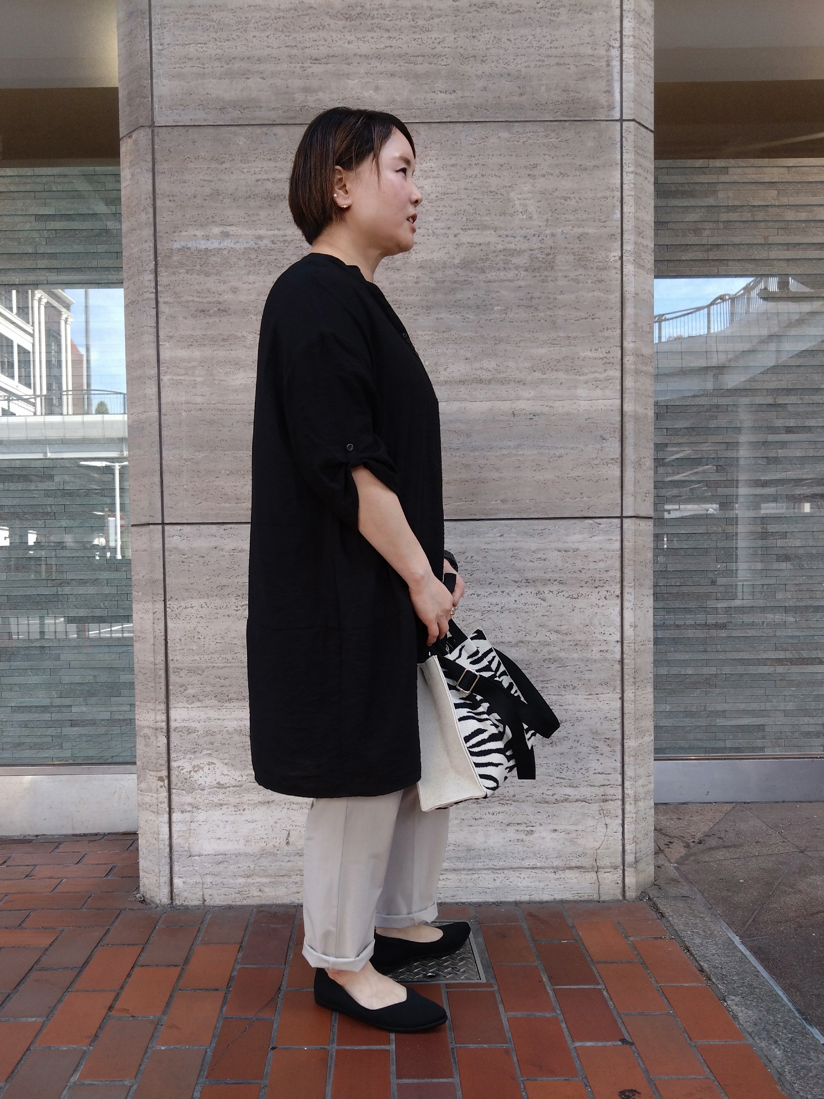 ヒロコジさんの「SHOO･LA･RUE｜【ひんやり/S-LL/洗濯後しわになりにくい】体型カバーにも ゆるっとリラックス 7分袖チュニック」を使ったコーディネート
