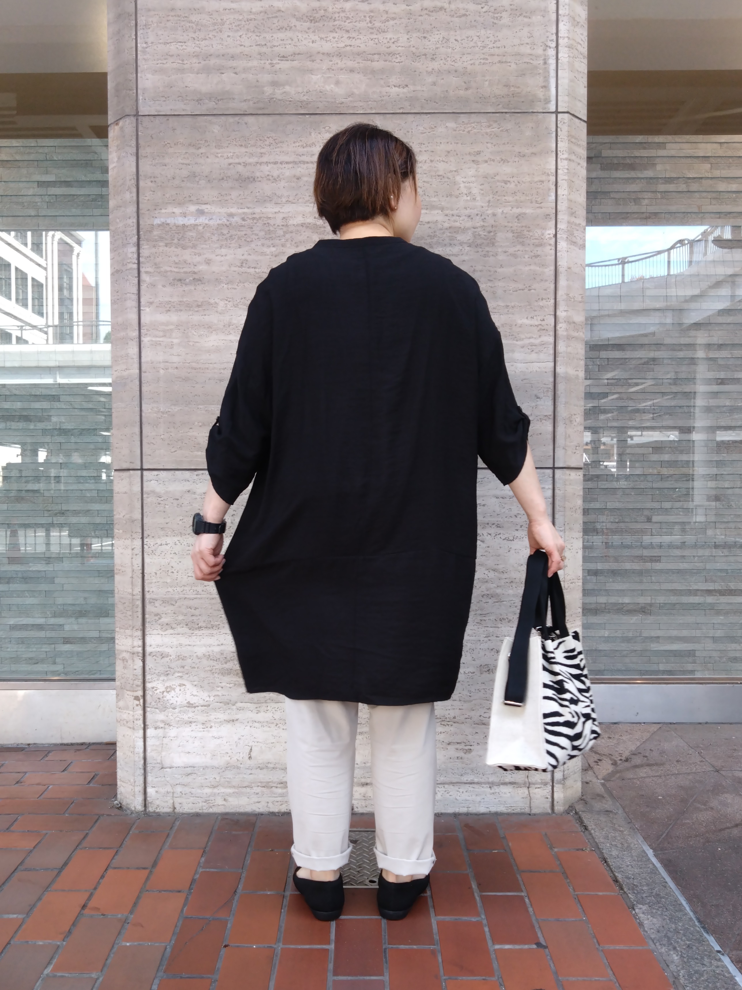 ヒロコジさんの「SHOO･LA･RUE｜【ひんやり/S-LL/洗濯後しわになりにくい】体型カバーにも ゆるっとリラックス 7分袖チュニック」を使ったコーディネート