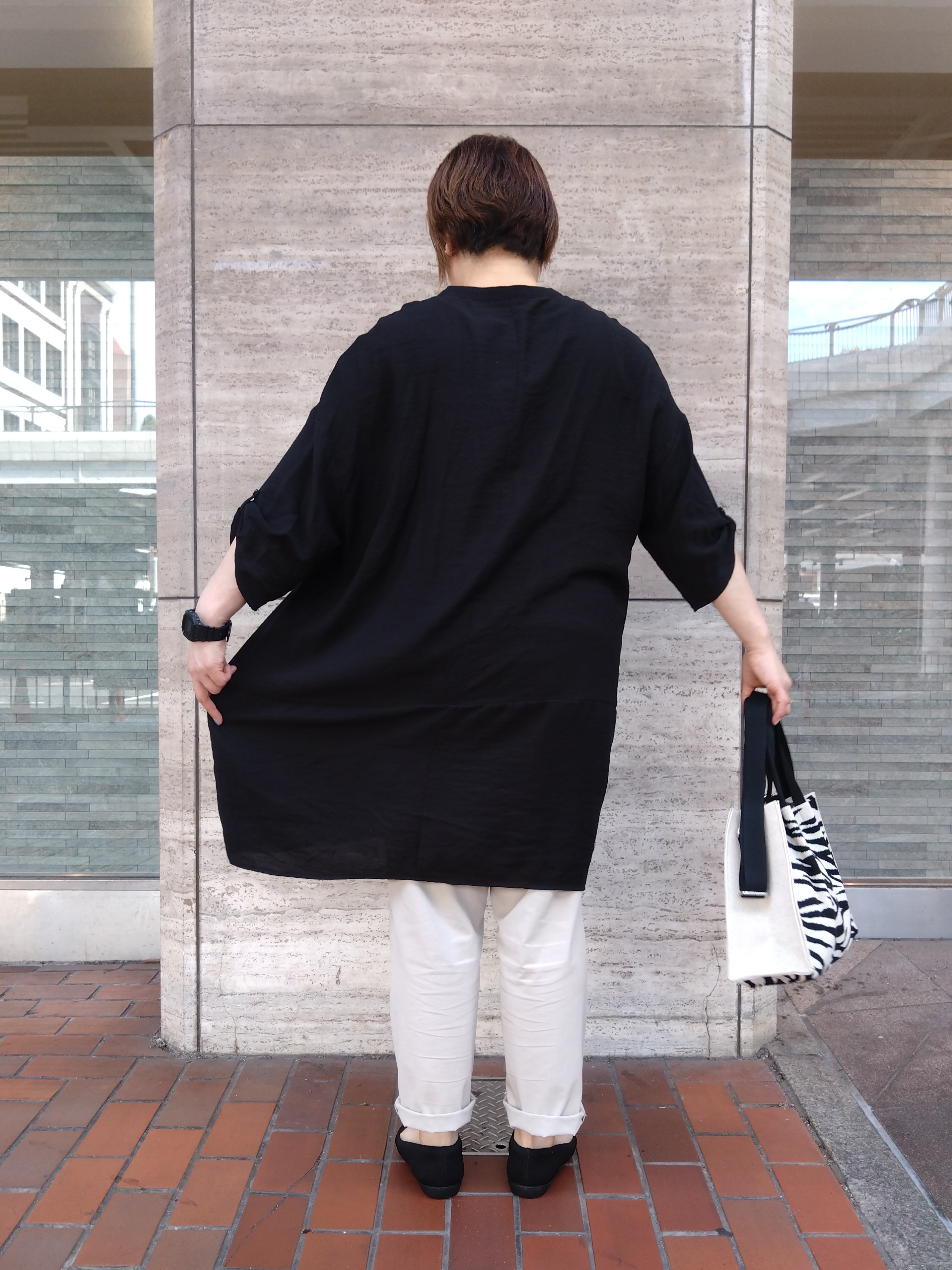 ヒロコジさんの「SHOO･LA･RUE｜【ひんやり/S-LL/洗濯後しわになりにくい】体型カバーにも ゆるっとリラックス 7分袖チュニック」を使ったコーディネート