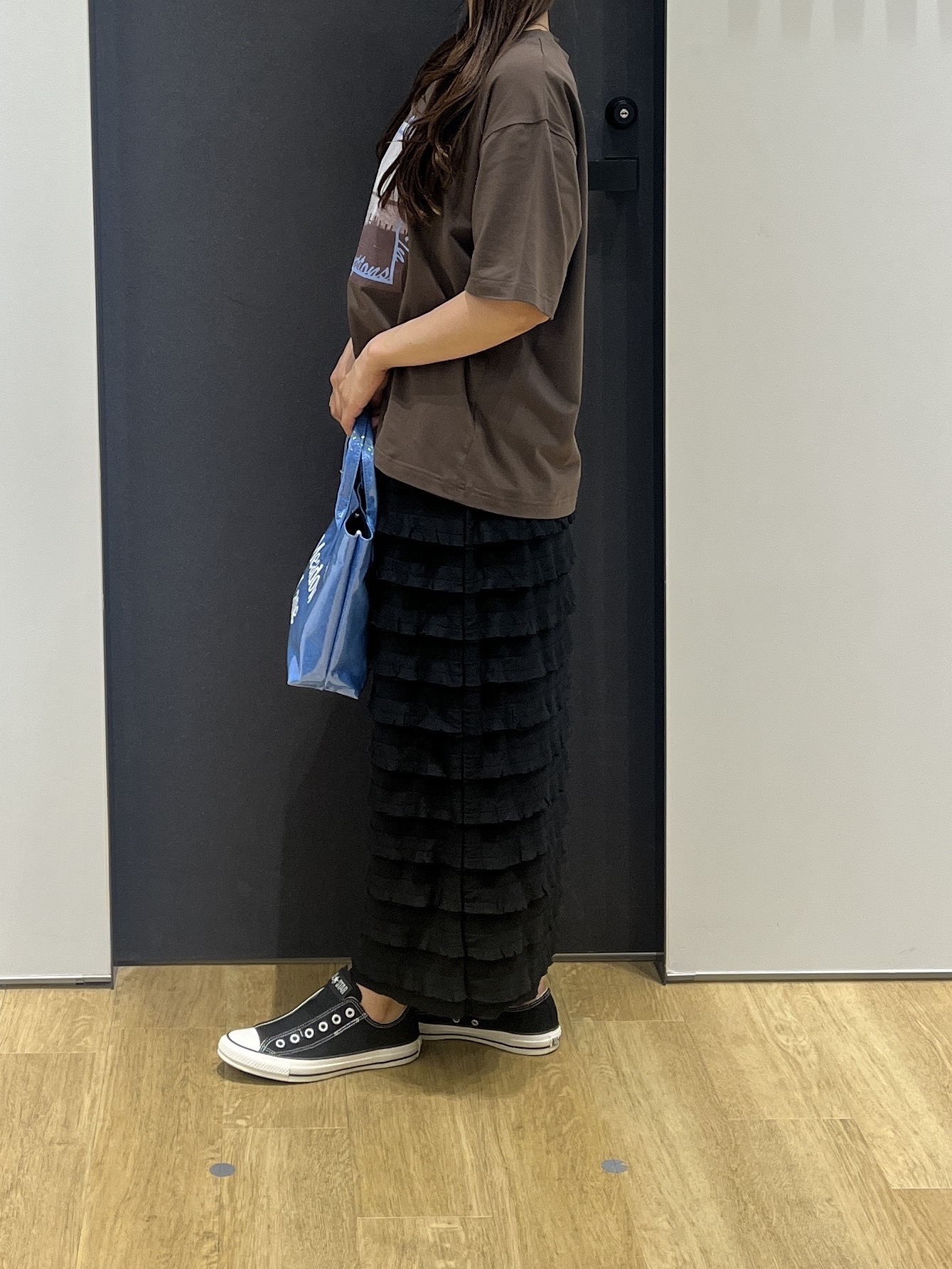 Minaさんの「Dessin｜グラフィックデザイン Tシャツ」を使ったコーディネート