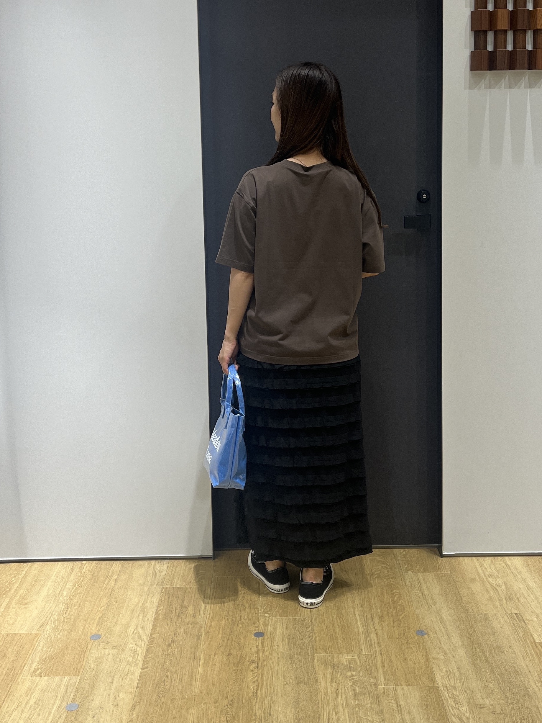 Minaさんの「Dessin｜グラフィックデザイン Tシャツ」を使ったコーディネート