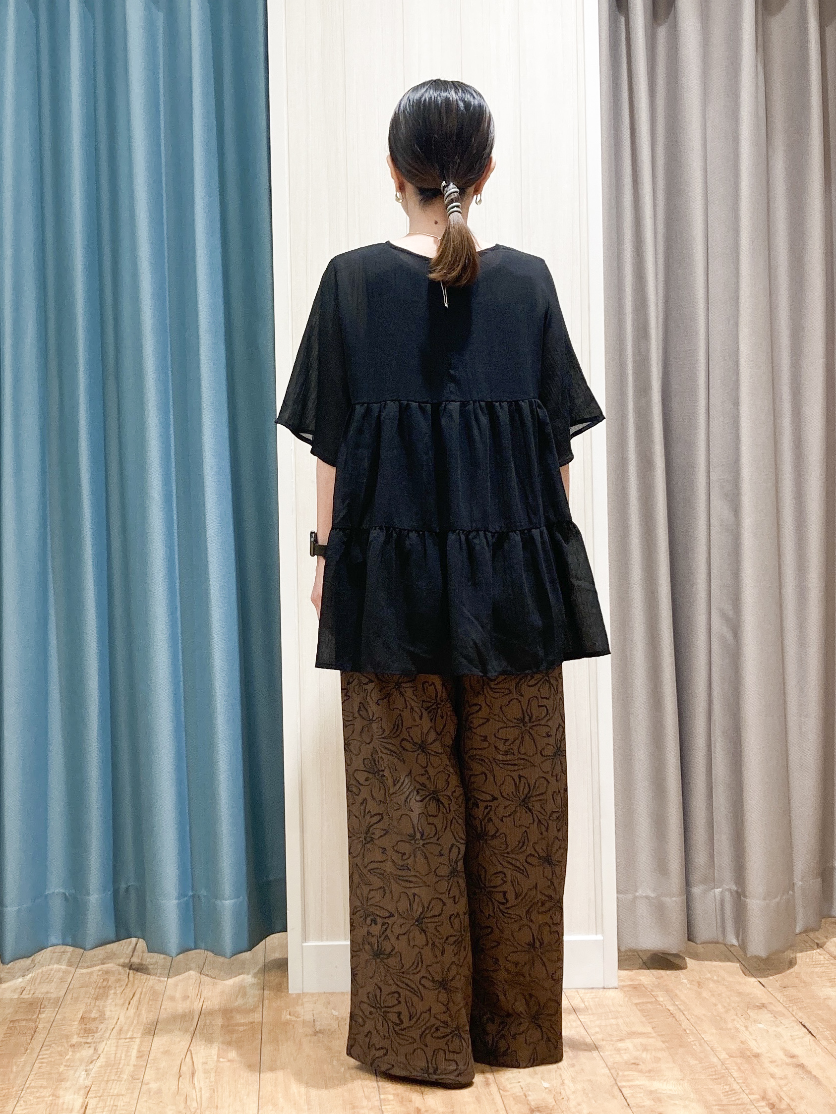 thさんの「SHOO･LA･RUE｜【洗濯機可/S-LL】インせず着られる シアー素材が上品なティアードブラウス」を使ったコーディネート
