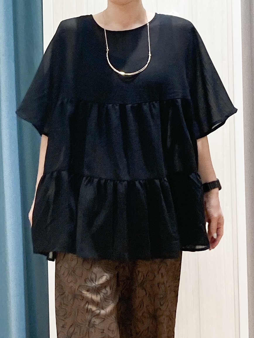 thさんの「SHOO･LA･RUE｜【洗濯機可/S-LL】インせず着られる シアー素材が上品なティアードブラウス」を使ったコーディネート