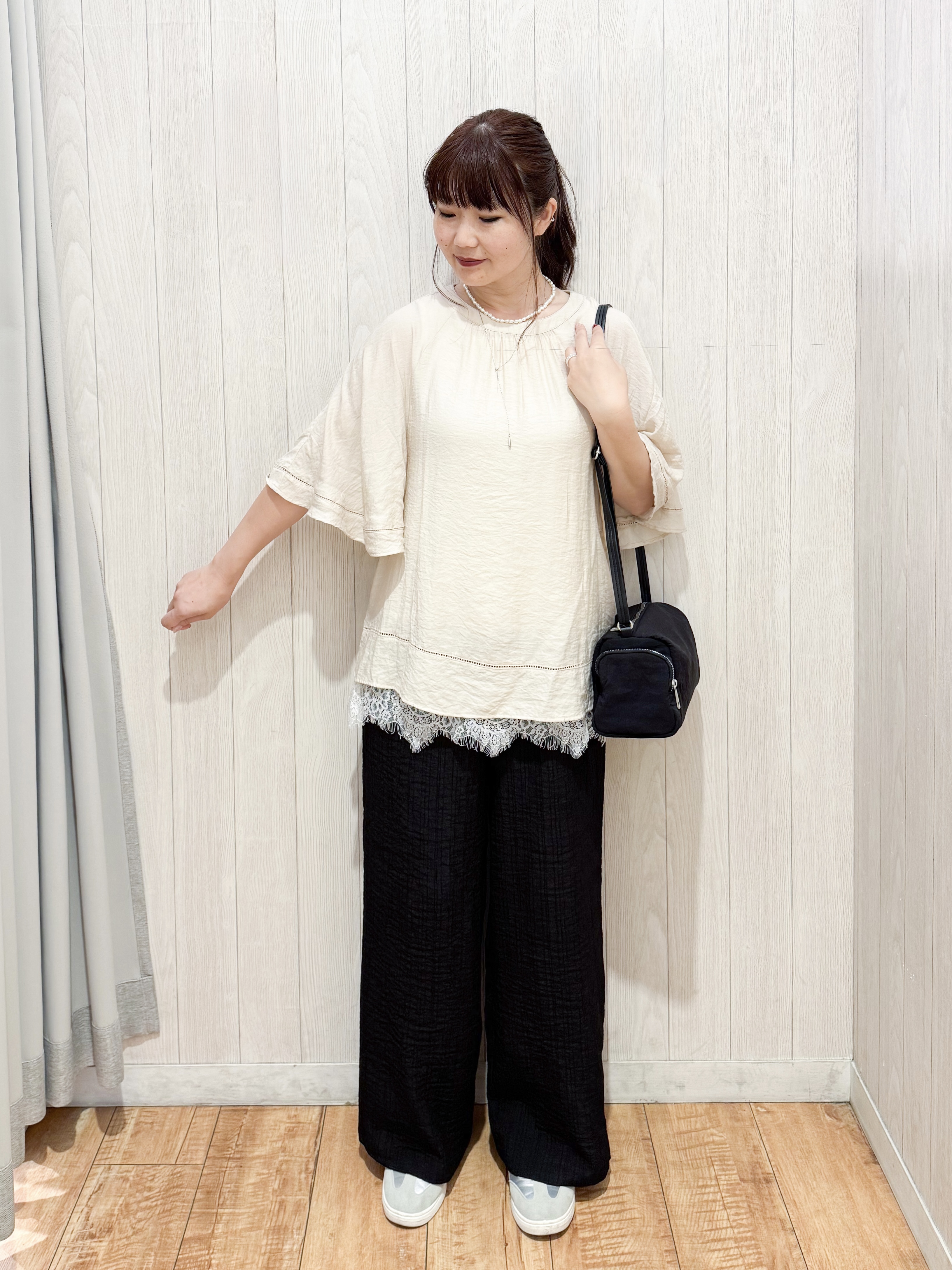 愛さんの「SHOO･LA･RUE｜【ひんやり/S-LL/体型カバー】はしごレースが涼し気な スラブポンチョ風ブラウス」を使ったコーディネート