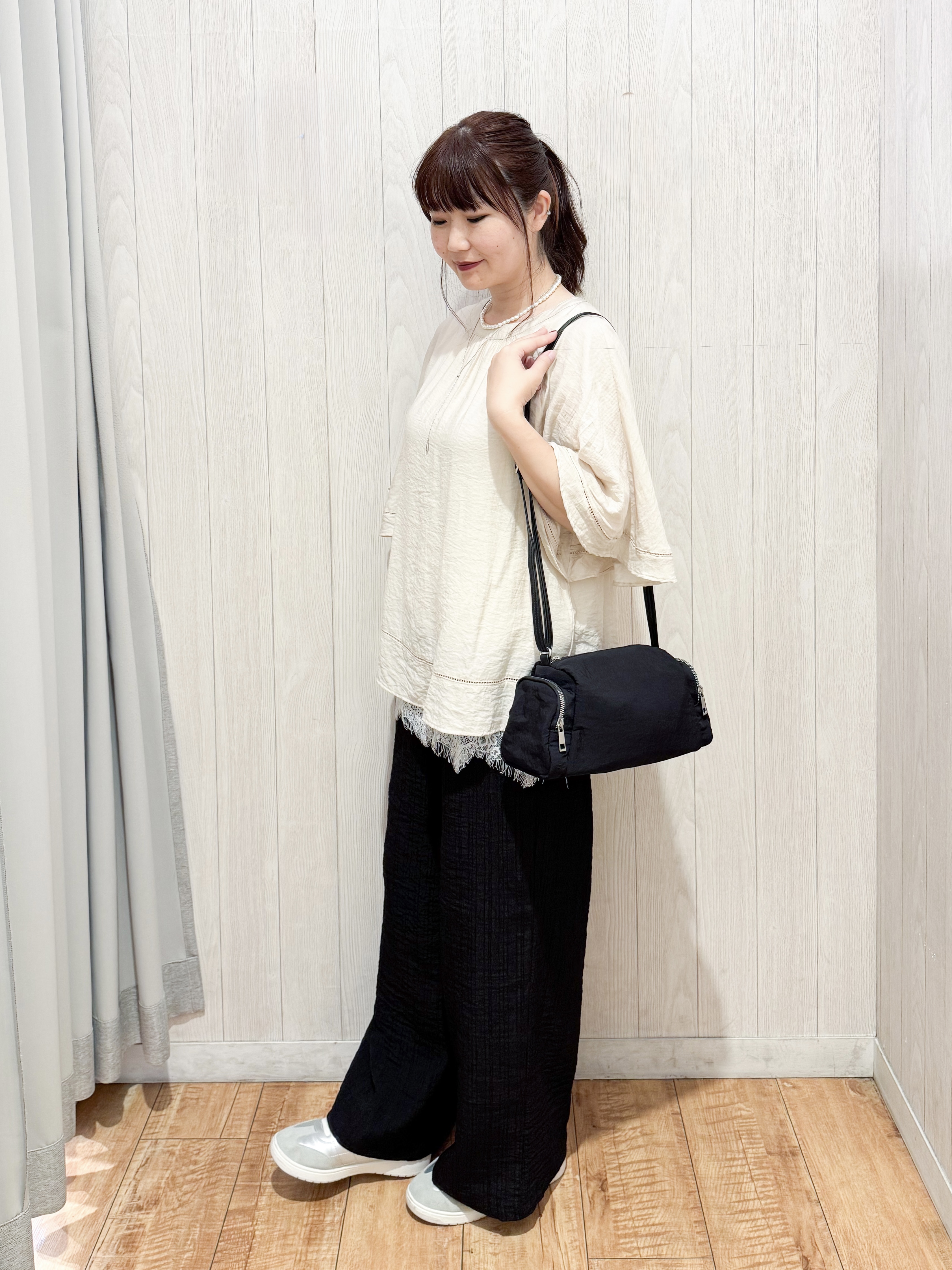 愛さんの「SHOO･LA･RUE｜【ひんやり/S-LL/体型カバー】はしごレースが涼し気な スラブポンチョ風ブラウス」を使ったコーディネート