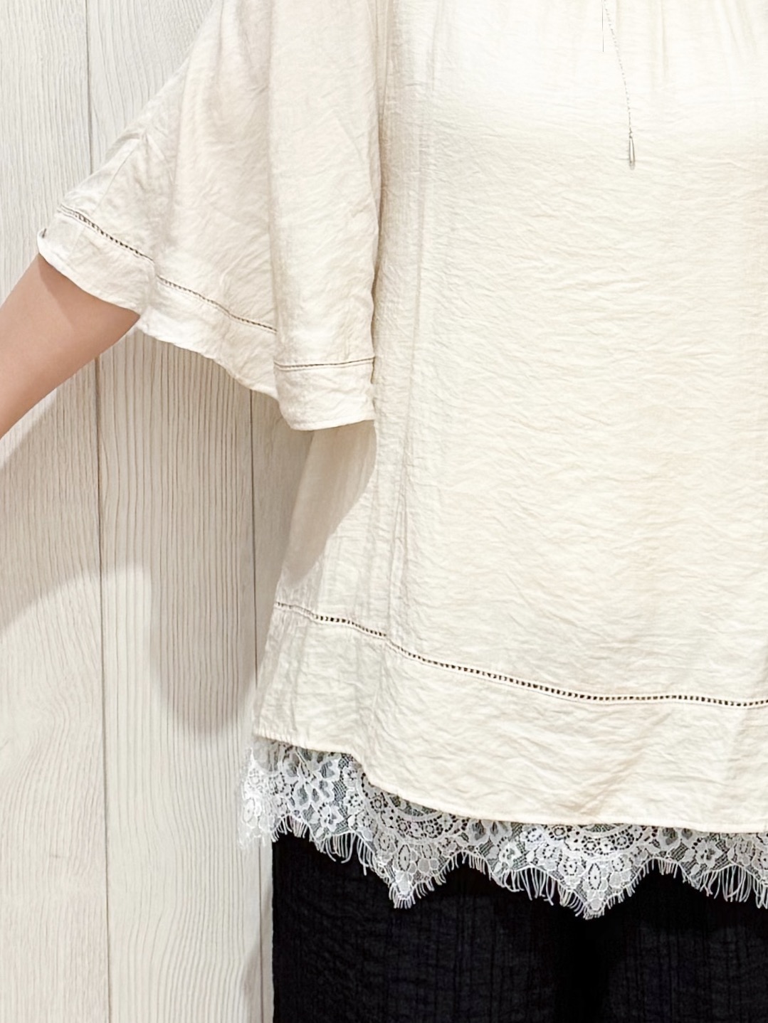 愛さんの「SHOO･LA･RUE｜【ひんやり/S-LL/体型カバー】はしごレースが涼し気な スラブポンチョ風ブラウス」を使ったコーディネート