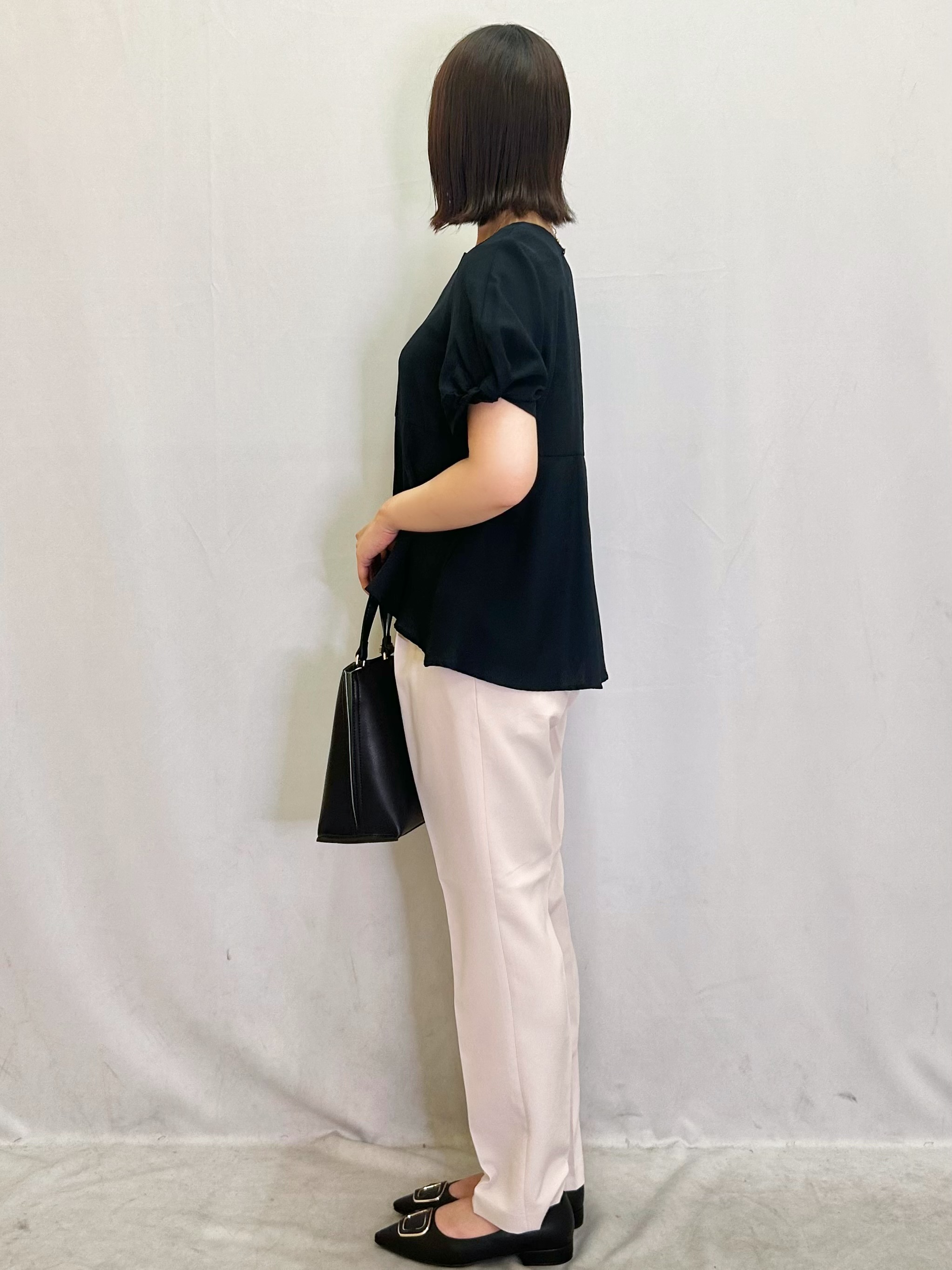 きららさんの「index｜【接触冷感／吸水速乾】キーネックペプラムブラウス《洗濯機OK》」を使ったコーディネート