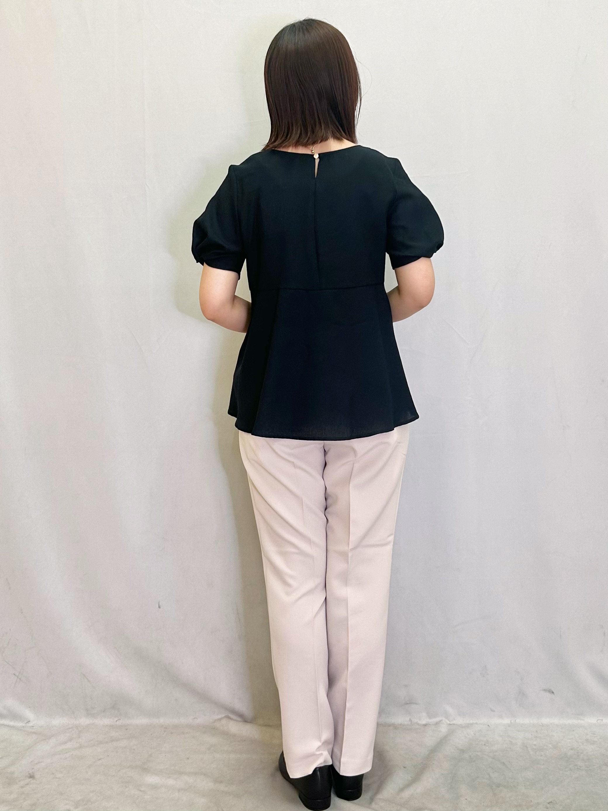 きららさんの「index｜【接触冷感／吸水速乾】キーネックペプラムブラウス《洗濯機OK》」を使ったコーディネート