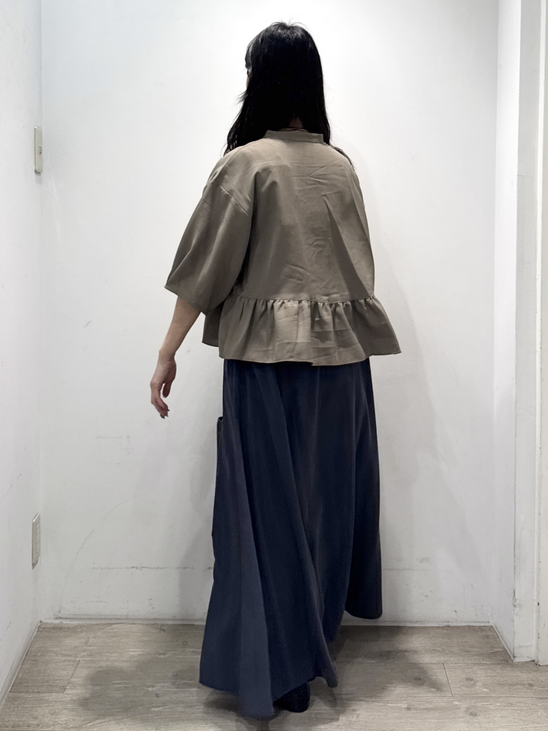 yuicciさんの「OPAQUE.CLIP｜【UV／接触冷感／吸水速乾】フリルペプラムブラウス《防シワ／洗濯機OK》」を使ったコーディネート