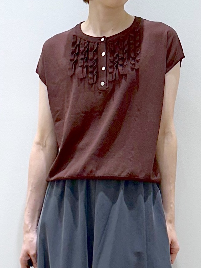 yurieさんの「OPAQUE.CLIP｜【接触冷感／UV】フリルフレンチスリーブニット《洗濯機OK》」を使ったコーディネート