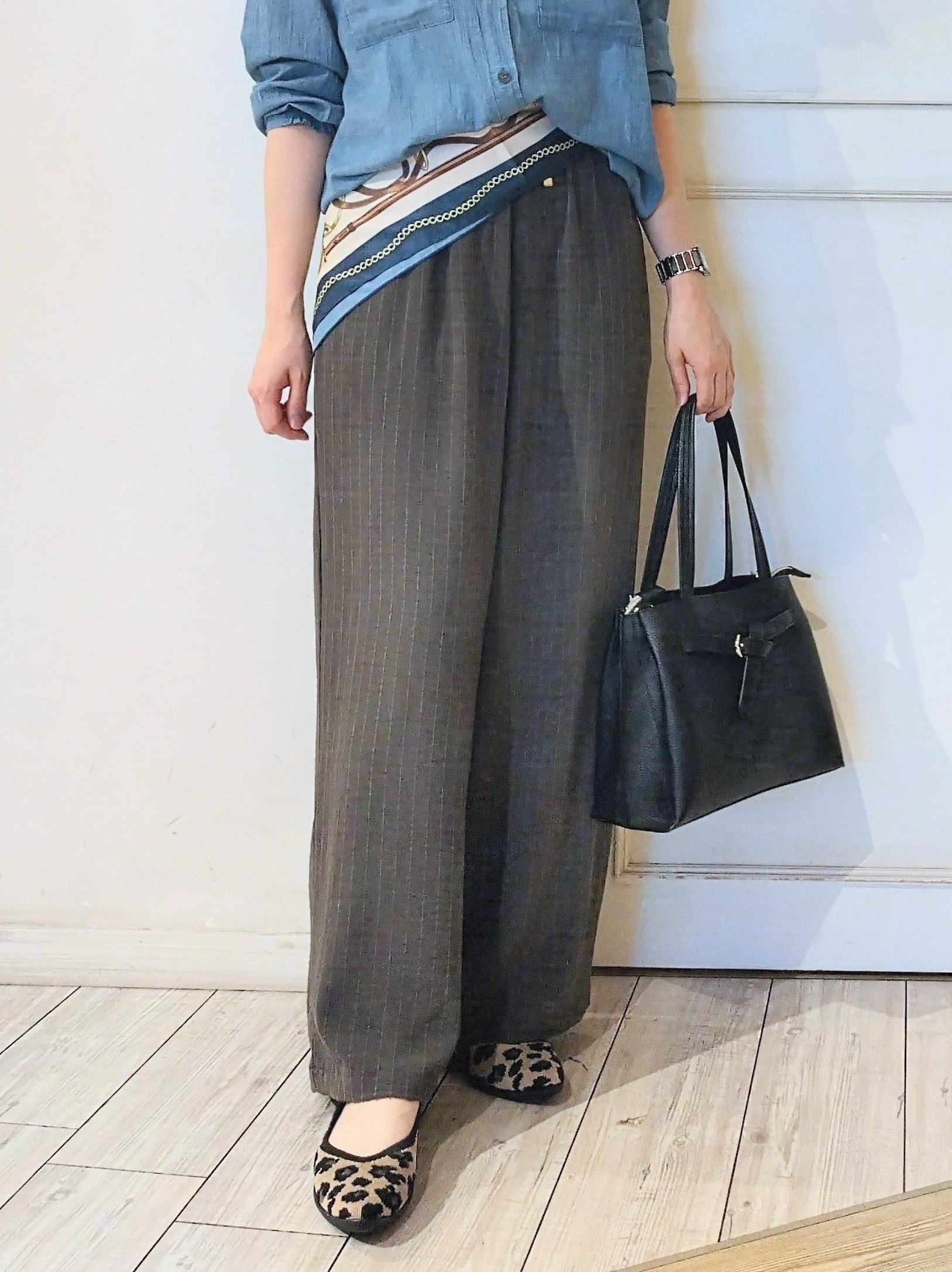 miomioさんの「SHOO･LA･RUE｜【綿100%/UV/S-LL/体型カバー】優しく透ける 柔らかシアーデニムシャツ」を使ったコーディネート