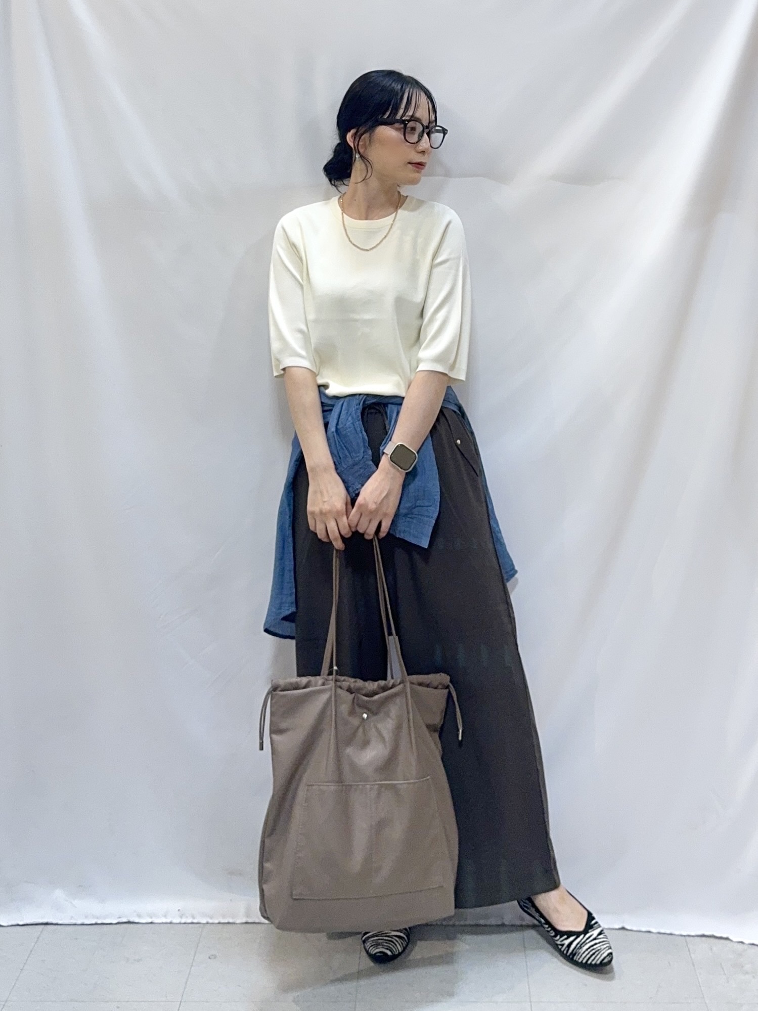 𝐇𝐢𝐫𝐨𝐦𝐢さんの「SHOO･LA･RUE｜【綿100%/UV/S-LL/体型カバー】優しく透ける 柔らかシアーデニムシャツ」を使ったコーディネート