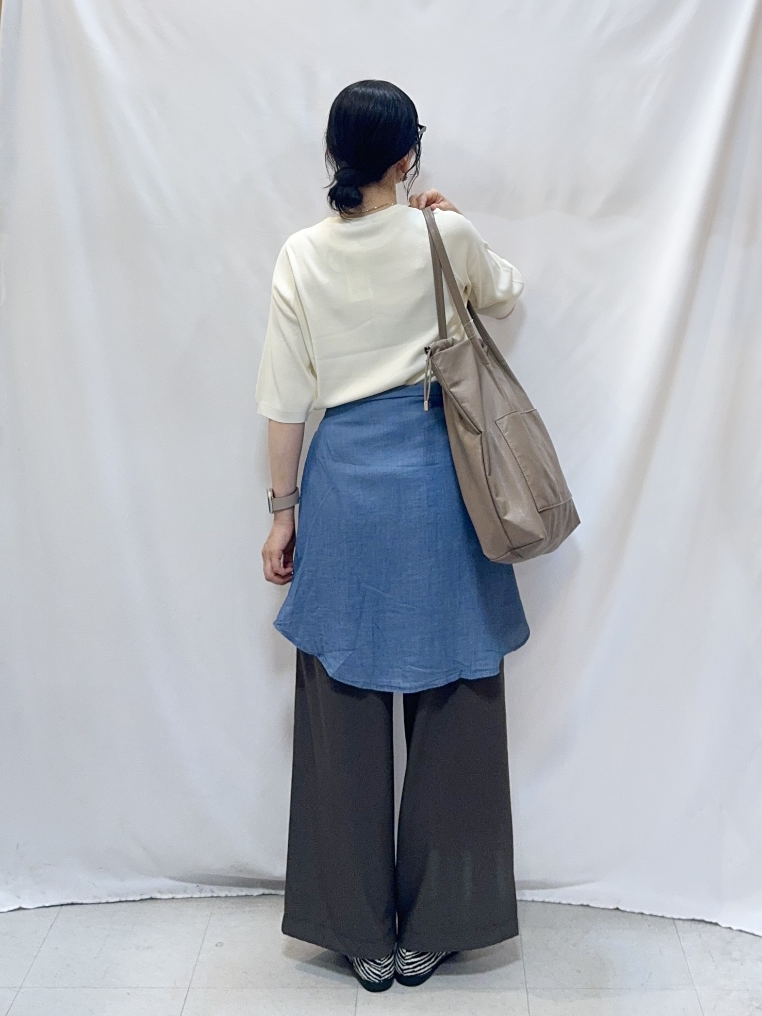 𝐇𝐢𝐫𝐨𝐦𝐢さんの「SHOO･LA･RUE｜【綿100%/UV/S-LL/体型カバー】優しく透ける 柔らかシアーデニムシャツ」を使ったコーディネート