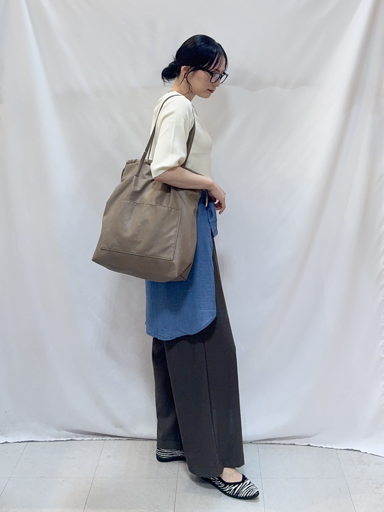 𝐇𝐢𝐫𝐨𝐦𝐢さんの「SHOO･LA･RUE｜【綿100%/UV/S-LL/体型カバー】優しく透ける 柔らかシアーデニムシャツ」を使ったコーディネート