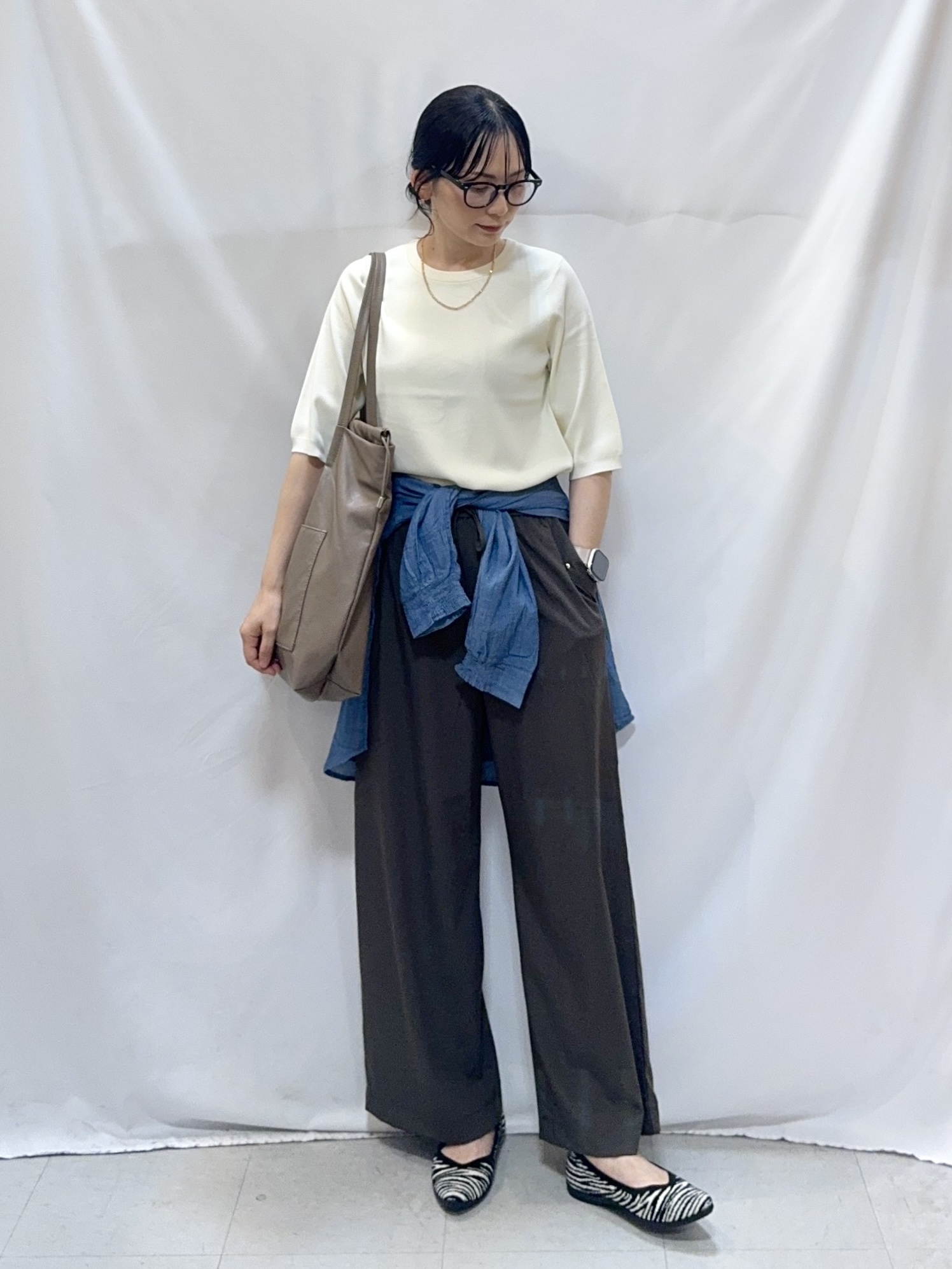 𝐇𝐢𝐫𝐨𝐦𝐢さんの「SHOO･LA･RUE｜【綿100%/UV/S-LL/体型カバー】優しく透ける 柔らかシアーデニムシャツ」を使ったコーディネート