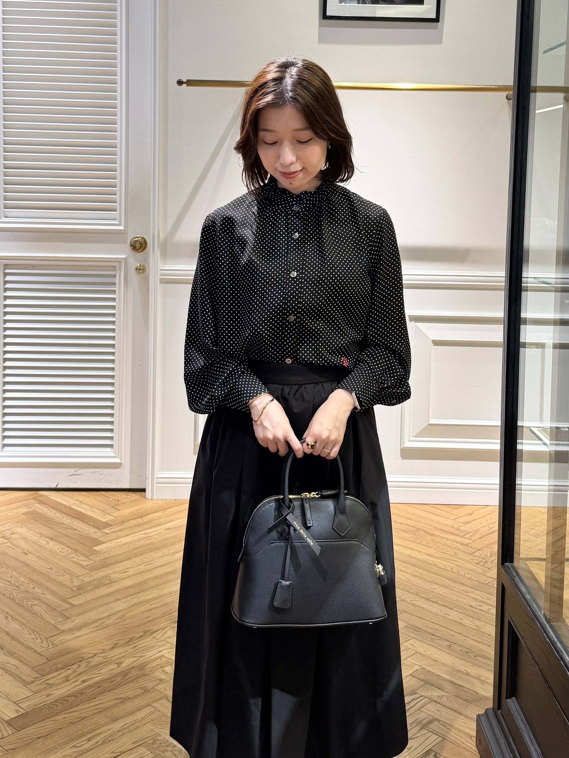 つじ まこさんの「DRESSTERIOR｜ドット スタンドフリルネック ブラウス」を使ったコーディネート