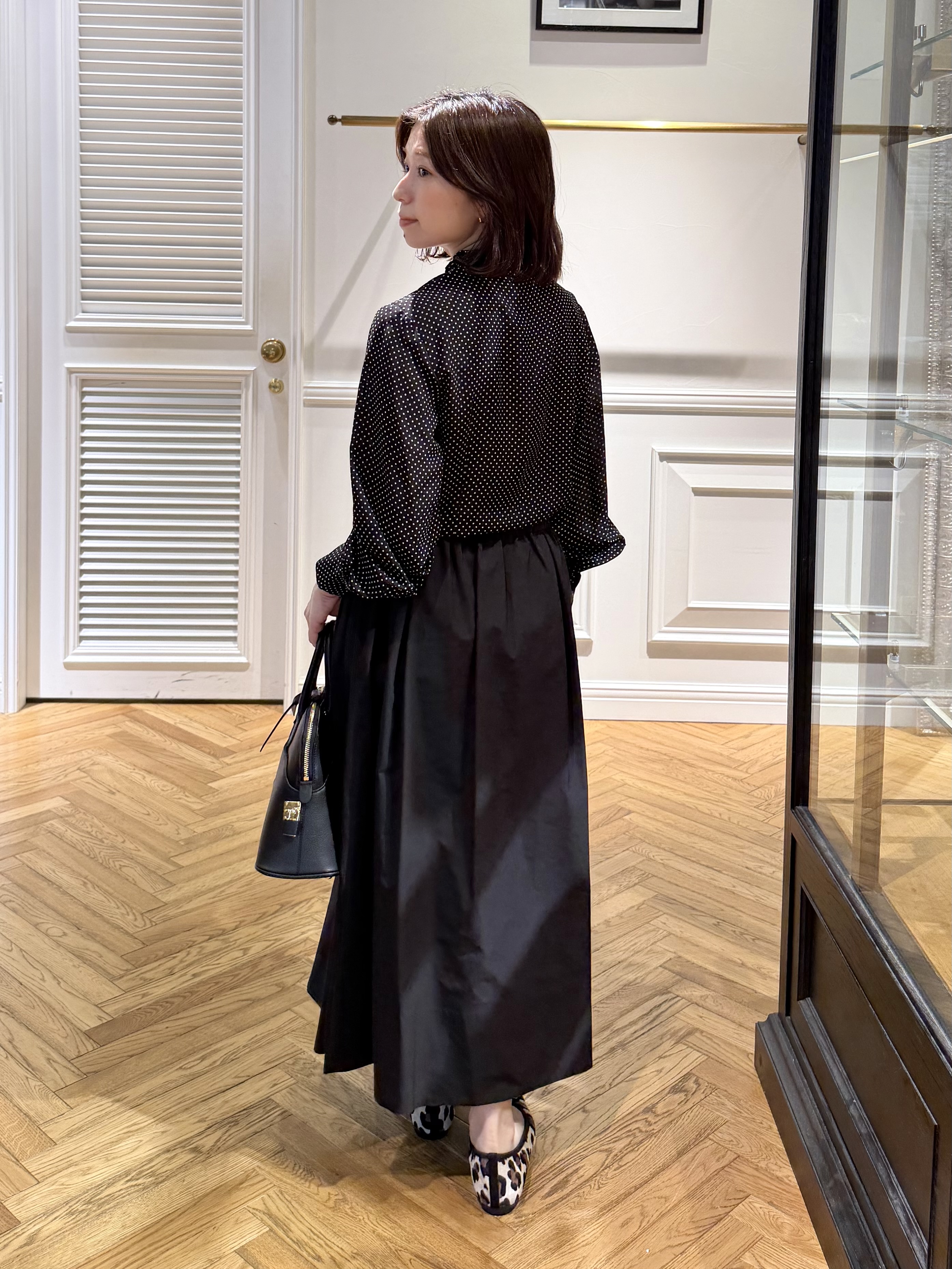 つじ まこさんの「DRESSTERIOR｜ドット スタンドフリルネック ブラウス」を使ったコーディネート