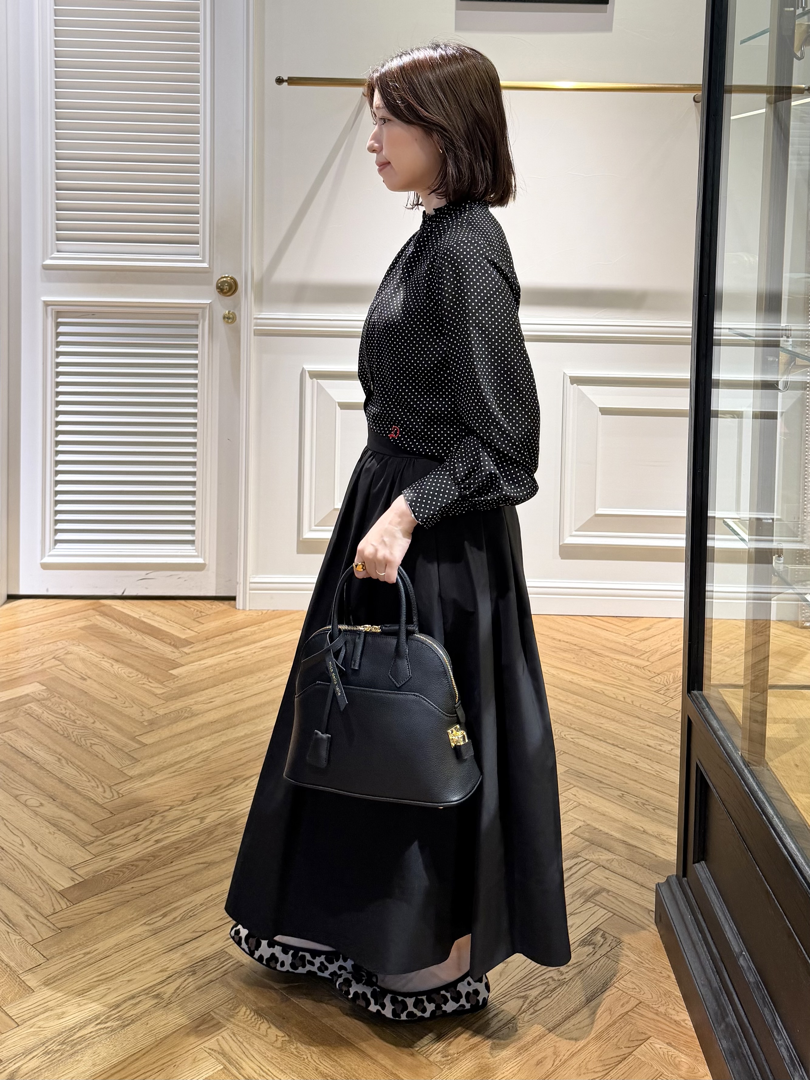 つじ まこさんの「DRESSTERIOR｜ドット スタンドフリルネック ブラウス」を使ったコーディネート