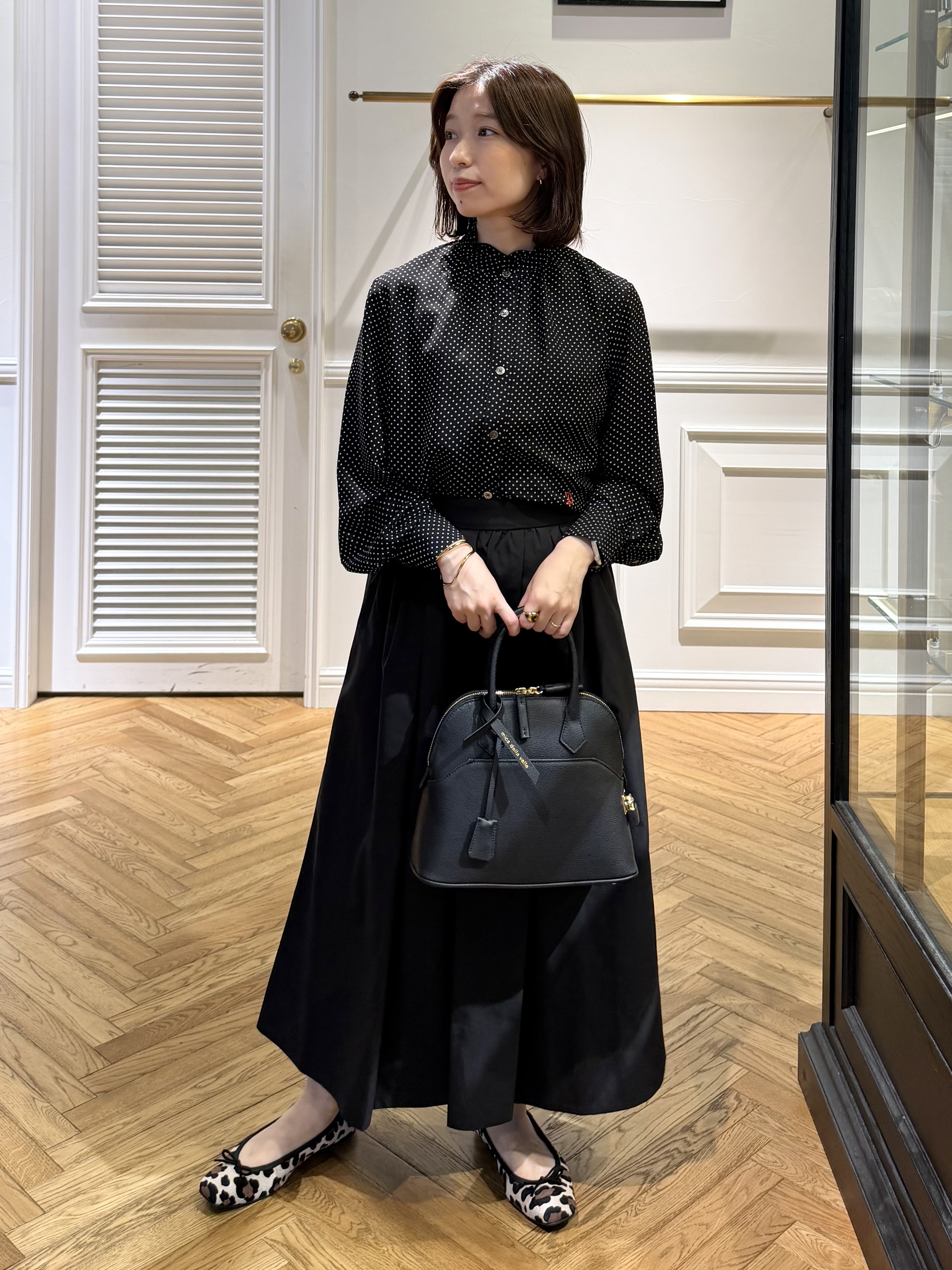 つじ まこさんの「DRESSTERIOR｜ドット スタンドフリルネック ブラウス」を使ったコーディネート