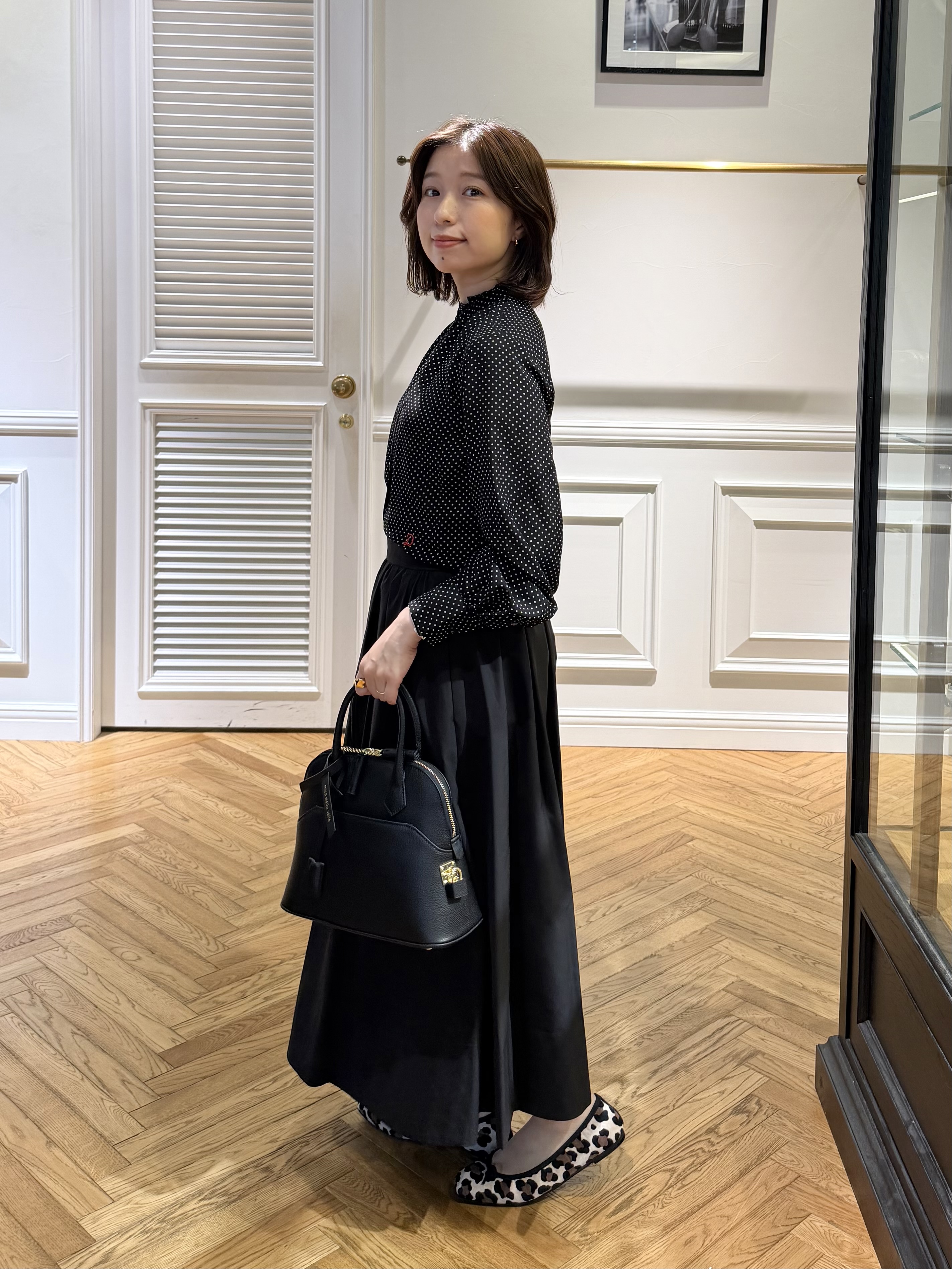 つじ まこさんの「DRESSTERIOR｜ドット スタンドフリルネック ブラウス」を使ったコーディネート