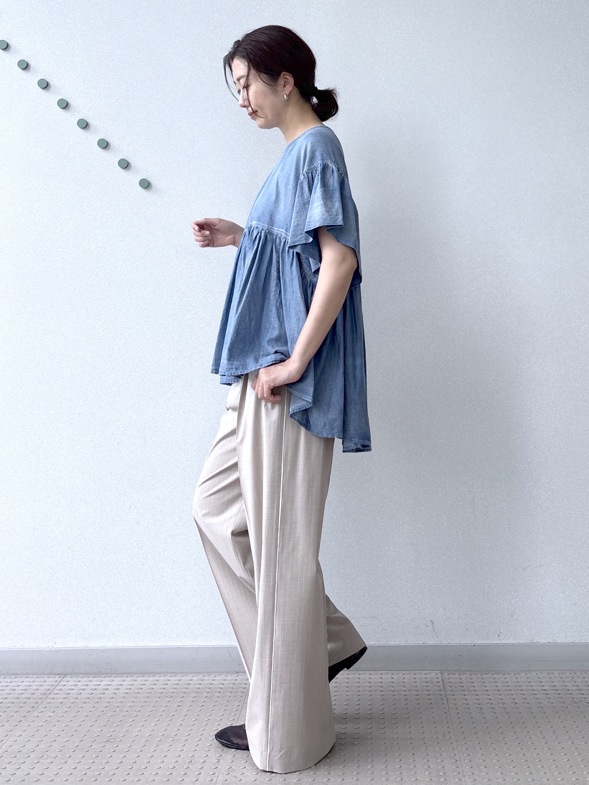 saitoさんの「DRESSTERIOR｜【涼しく着映え】シアーデニムAラインブラウス」を使ったコーディネート