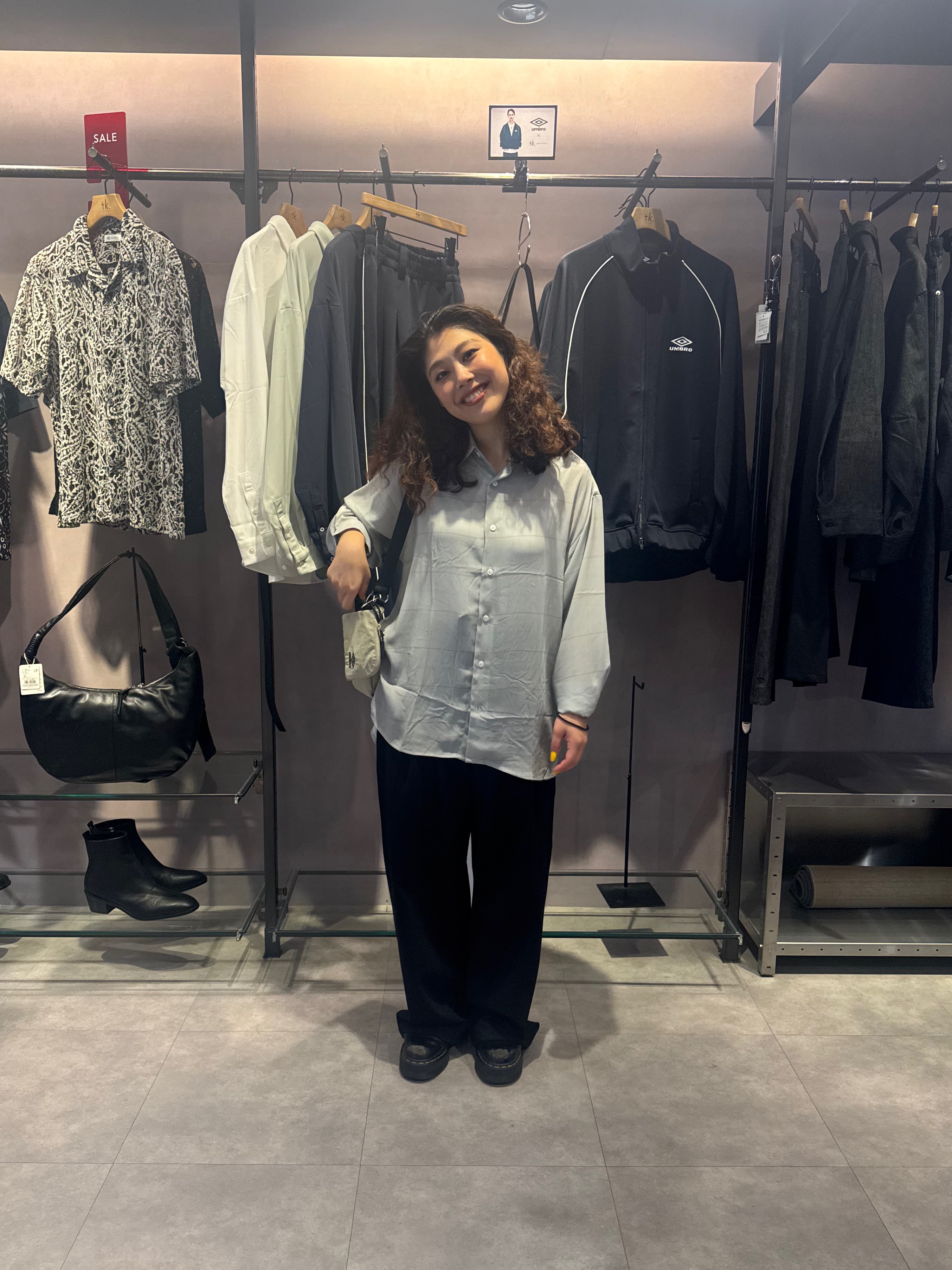 安本有里さんの「tk.TAKEO KIKUCHI｜【UMBRO】ショルダーバッグ／チャーム付き」を使ったコーディネート