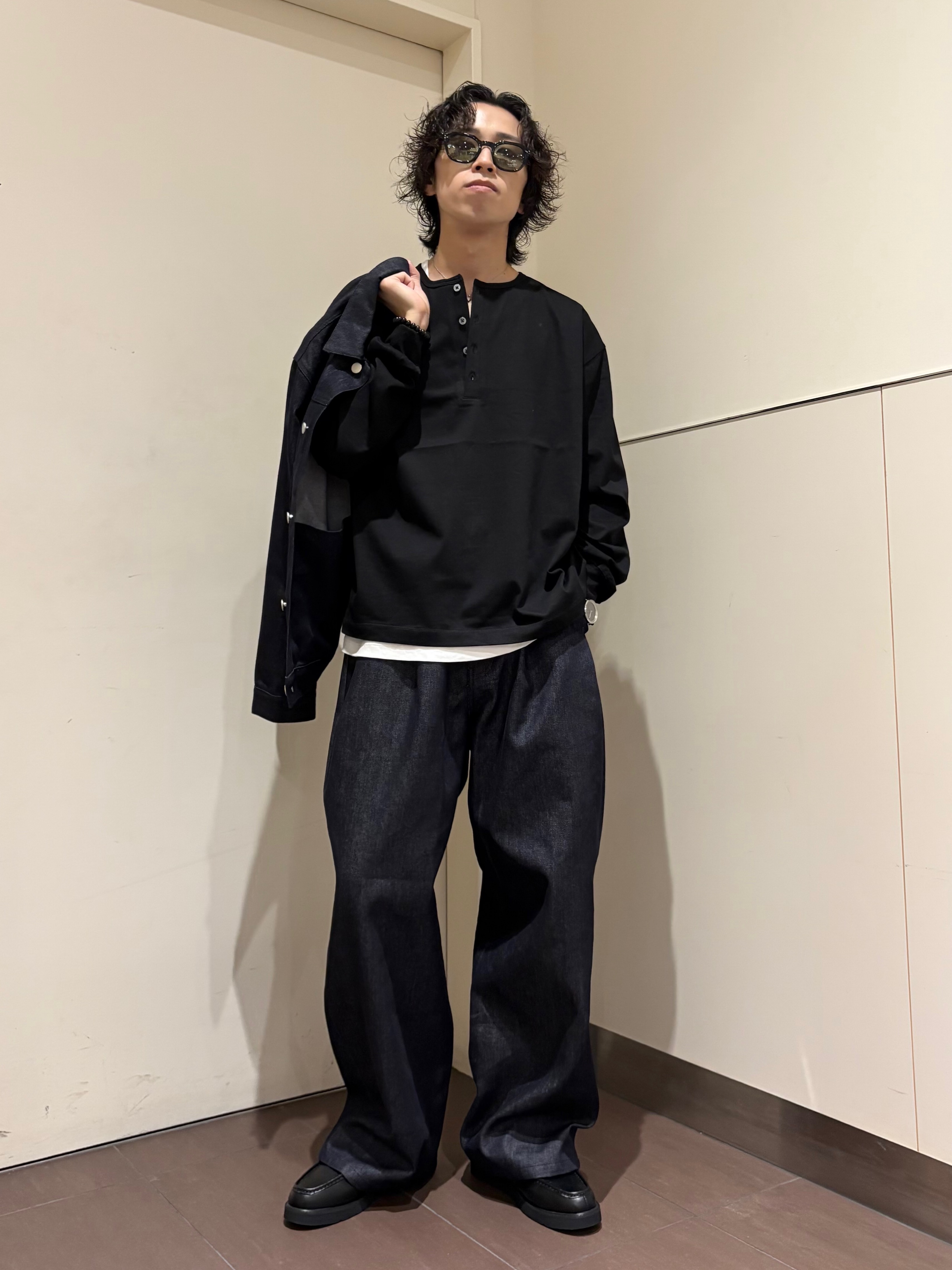 ナノシーさんの「tk.TAKEO KIKUCHI｜【色褪せしにくいデニム/セットアップ対応可】Comfy Fadeless Denim Seriesデ」を使ったコーディネート