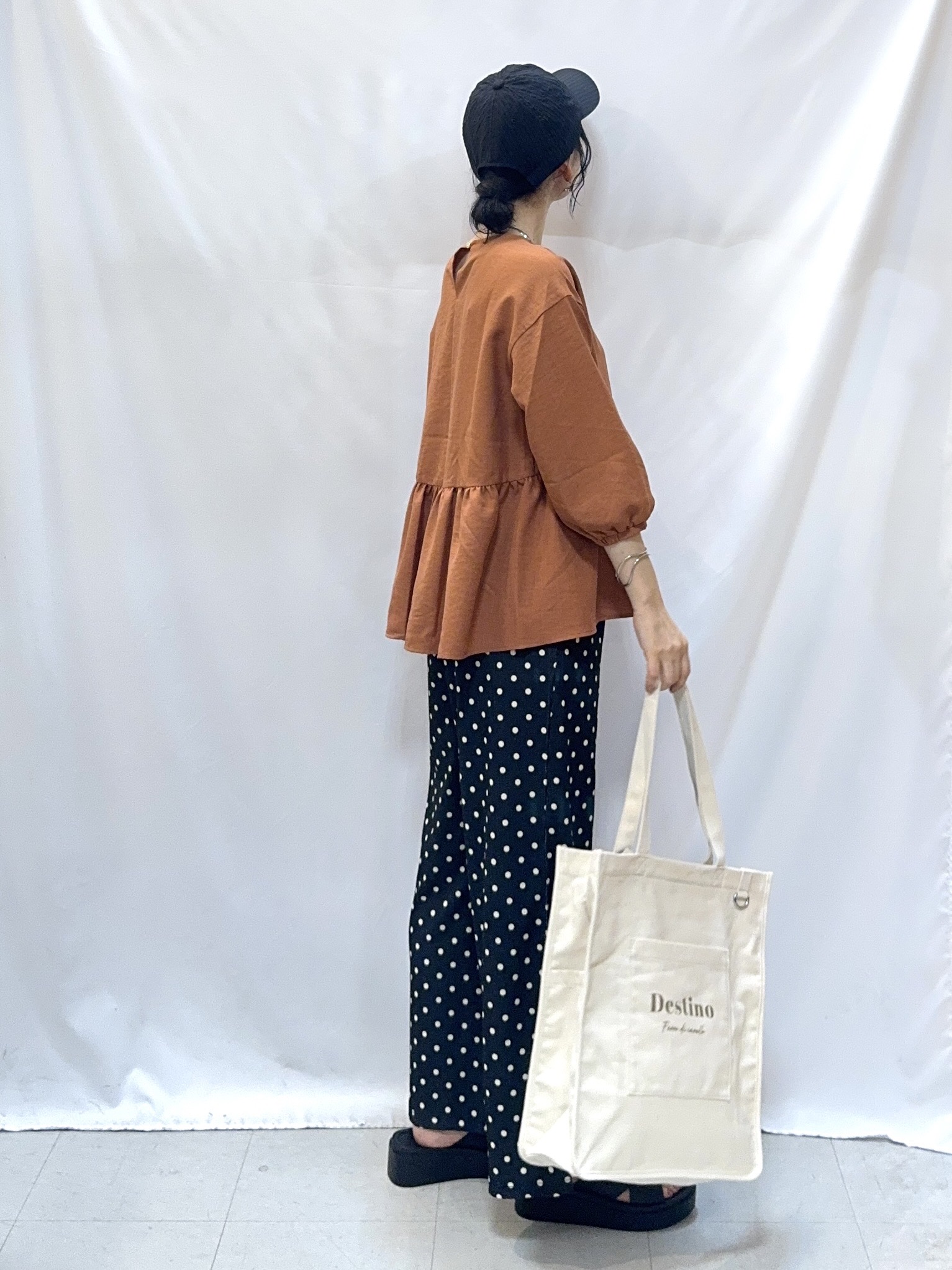 𝐇𝐢𝐫𝐨𝐦𝐢さんの「SHOO･LA･RUE｜【S-LL】この夏の主役 脚をきれいに魅せる イージーワイドパンツ」を使ったコーディネート