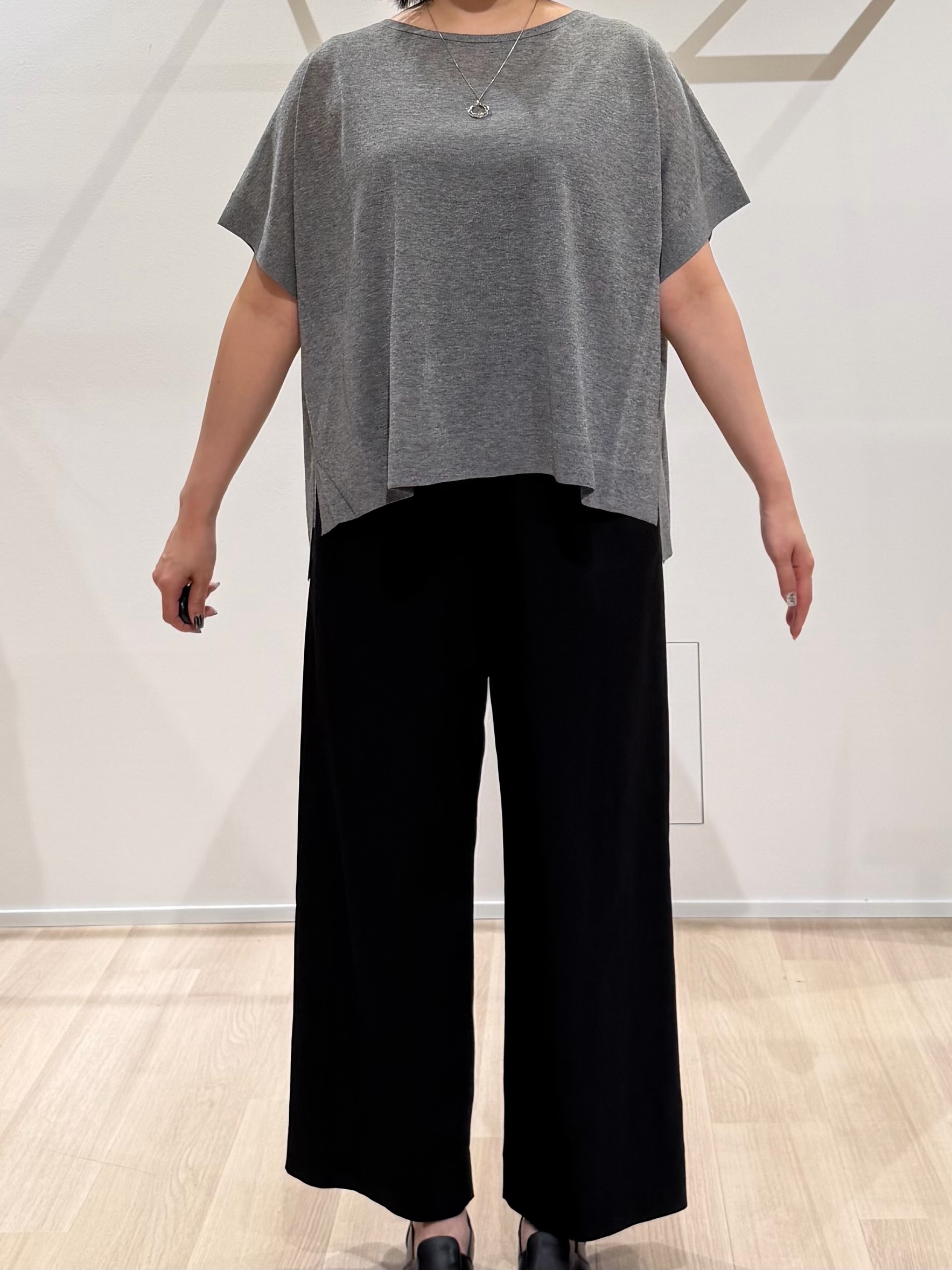 TOMOMIさんの「UNTITLED｜【アンサンブル可/品のある透け感】Tシャツ風ニットトップス」を使ったコーディネート