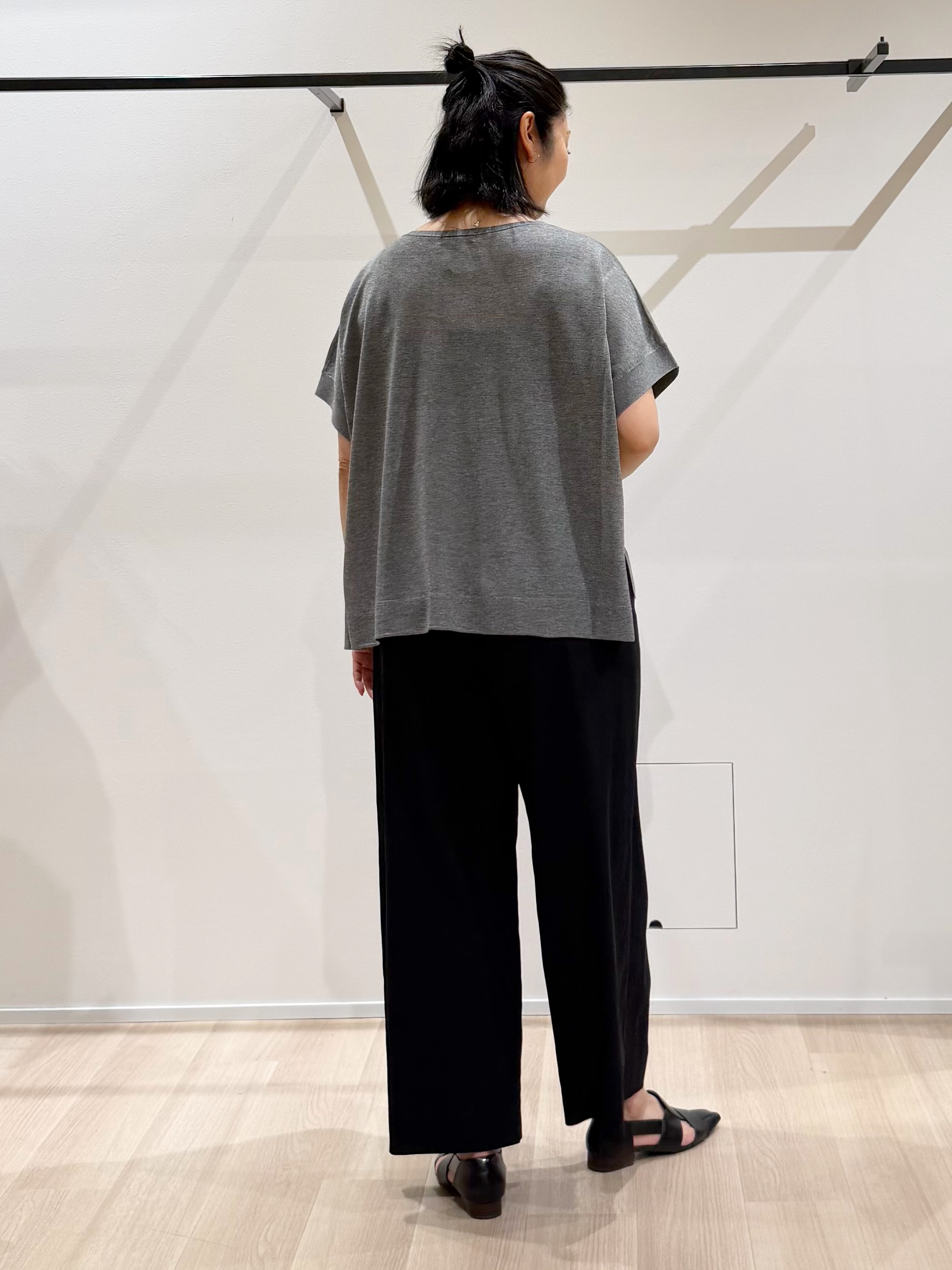 TOMOMIさんの「UNTITLED｜【アンサンブル可/品のある透け感】Tシャツ風ニットトップス」を使ったコーディネート