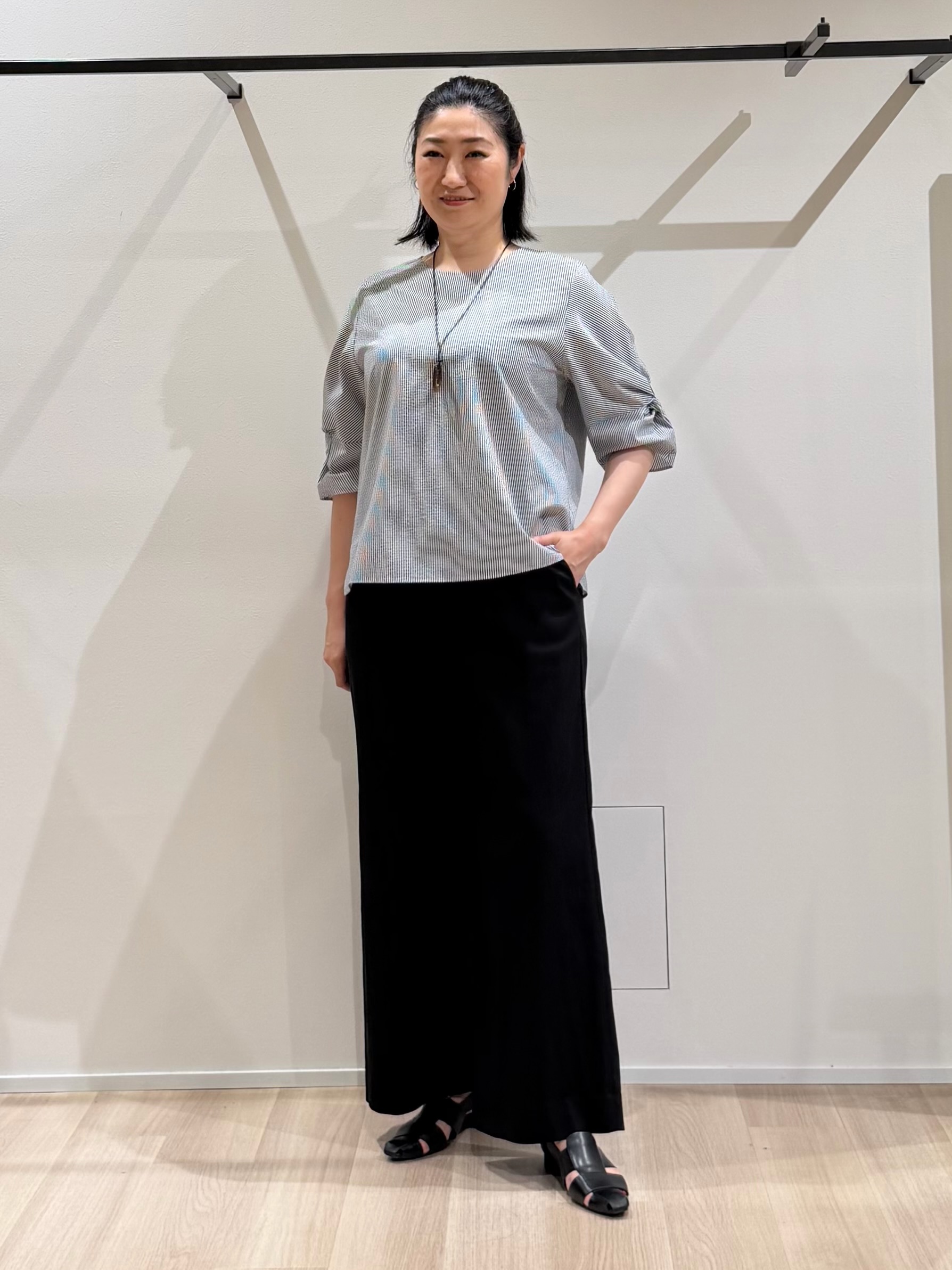 TOMOMIさんの「UNTITLED｜【アンサンブル可/品のある透け感】Tシャツ風ニットトップス」を使ったコーディネート