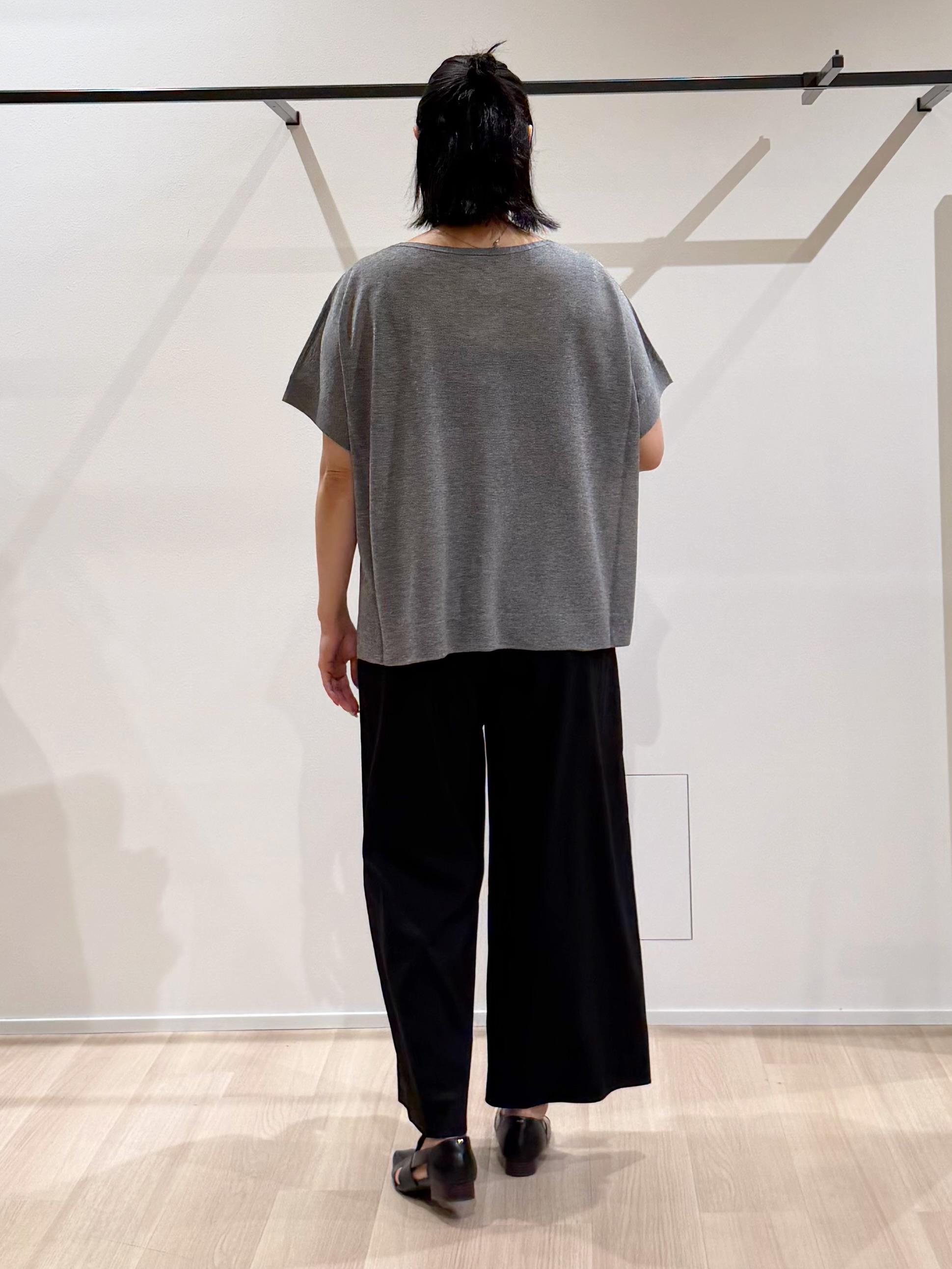 TOMOMIさんの「UNTITLED｜【アンサンブル可/品のある透け感】Tシャツ風ニットトップス」を使ったコーディネート
