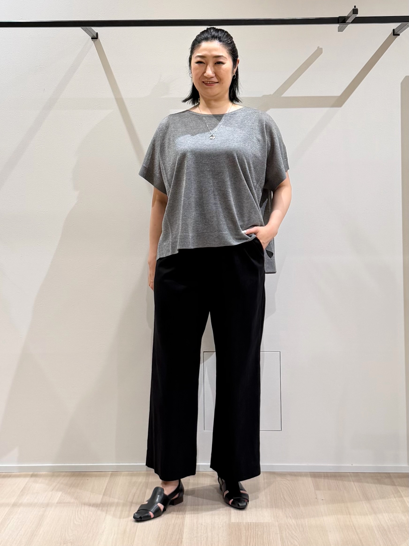 TOMOMIさんの「UNTITLED｜【アンサンブル可/品のある透け感】Tシャツ風ニットトップス」を使ったコーディネート